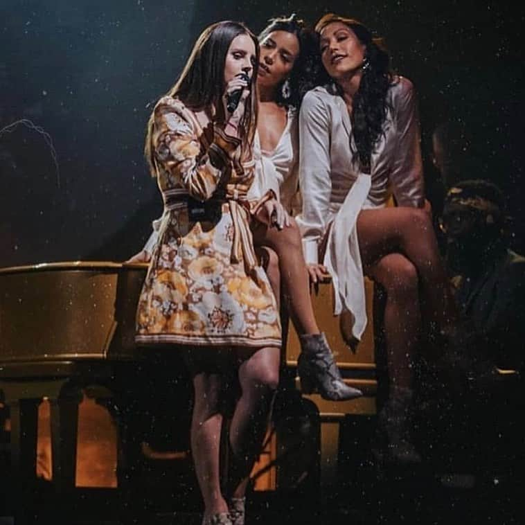 ラナ・デル・レイさんのインスタグラム写真 - (ラナ・デル・レイInstagram)「Not gonna lie that was a wild crowd in Chicago. Thanks for giving us life and making it a great show. And huge thanks to Lucy and Bethany for coming out」11月11日 3時04分 - lanadelrey