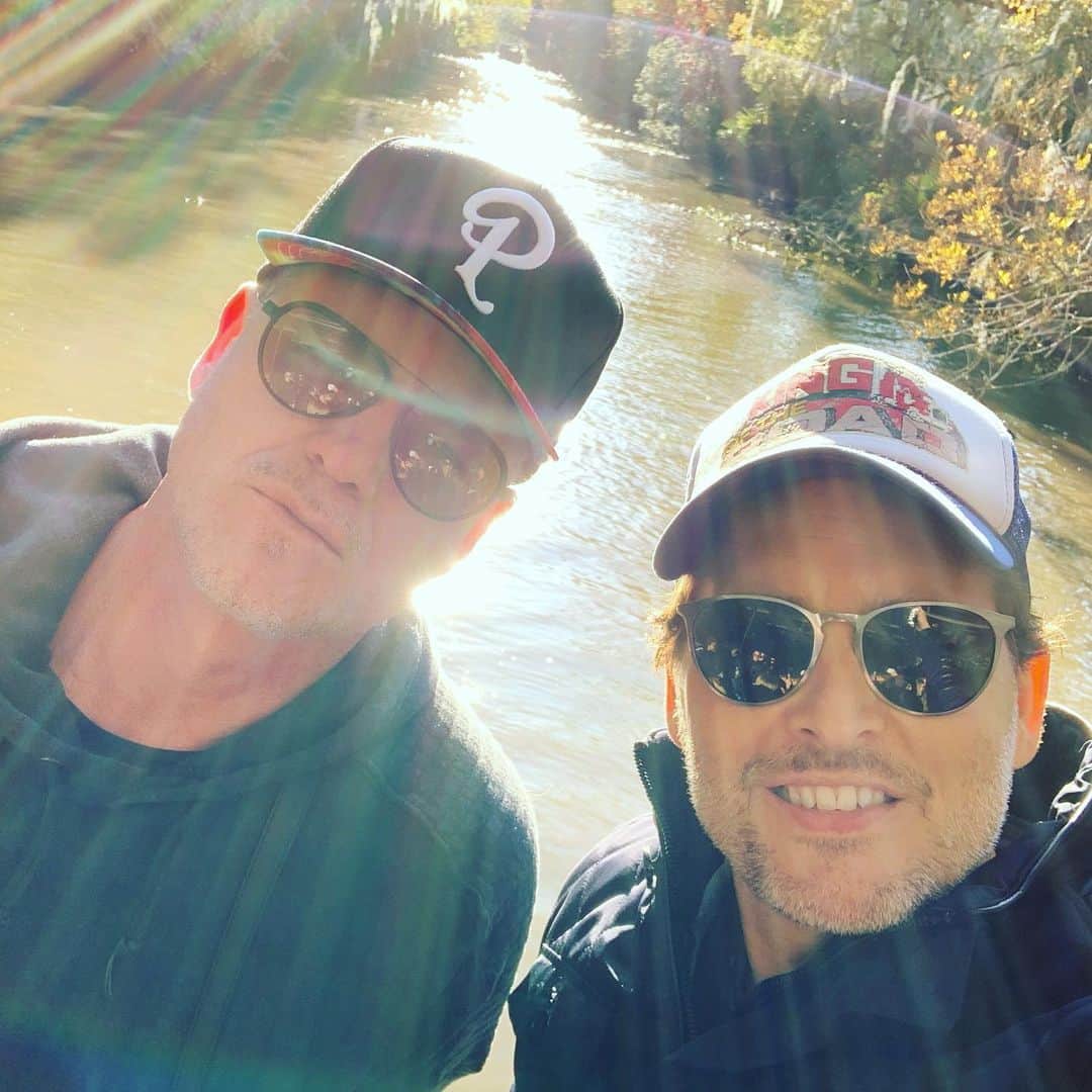 ピーター・ファシネリのインスタグラム：「One of fun parts about making movies is the good people you get to make them with. Had the best time hanging with my new costar on our day off. This guy is truly one of the coolest. #grateful #TheRavine #bdaybayou」