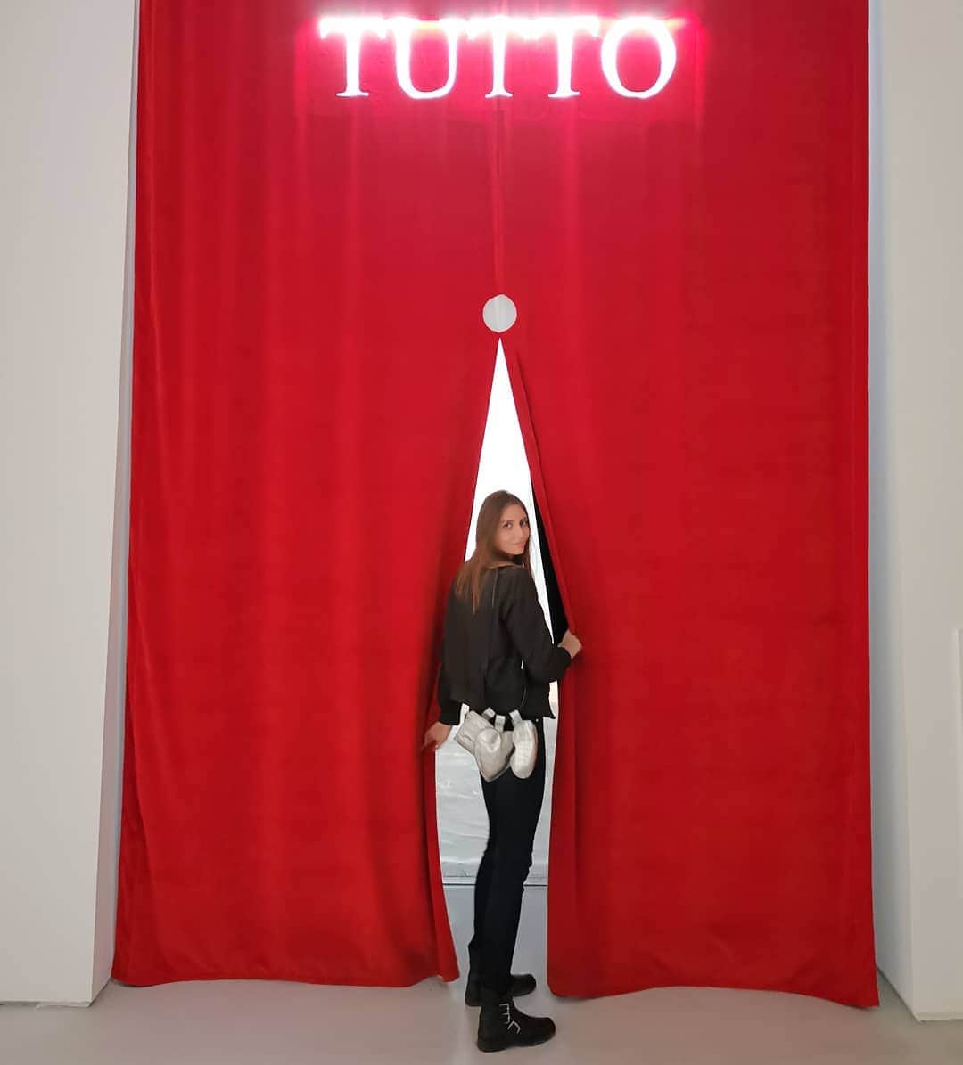 ジョン リベのインスタグラム：「TUTTO . . . . . . . . . #johnribbe#handbag#rome#bag#fashion#maxxi#museum#italy#tutto#bags#handbags#silverbag#charmbag#girl#redcurtain#curtain#expo#mode#sac#baglover#fashionlover#art#unique#style#red#silver#heart#rouge」