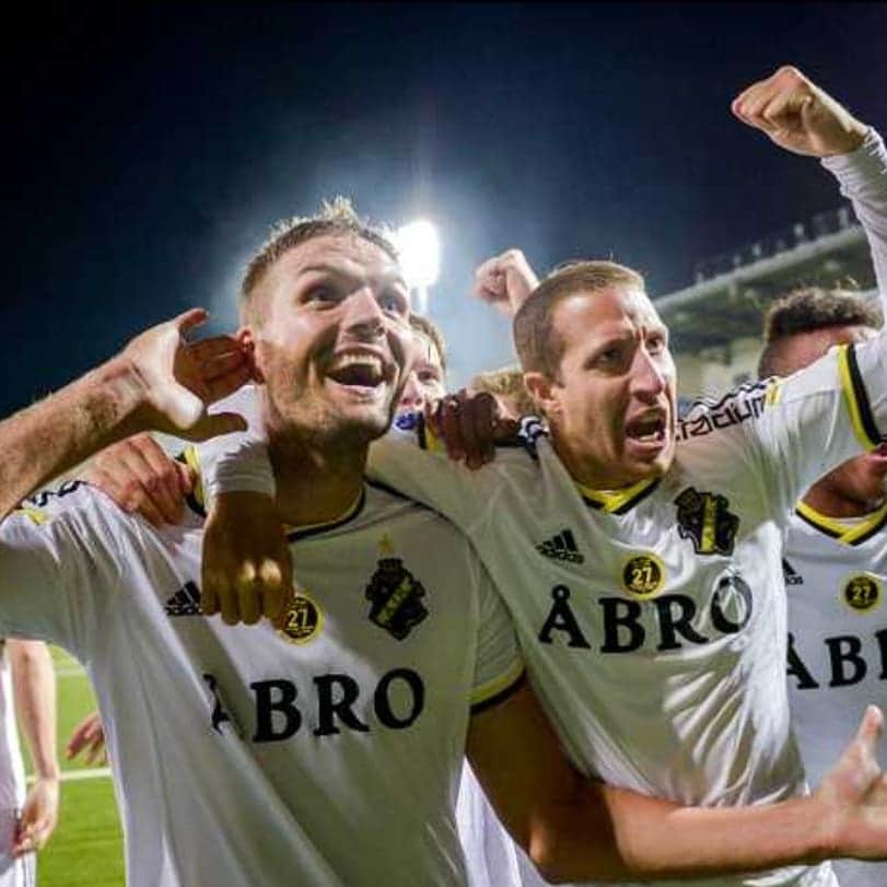 ヨス・ホーイフェルトのインスタグラム：「Want to wish this guy all the best in his life after football and ofcourse congrats on an incredible journey.. What a guy what a legend, on and off the pitch one of my best friends. We speak too little but maybe now you get some more time to get on the phone. Love ya my friend @kennyboy79 ❤」