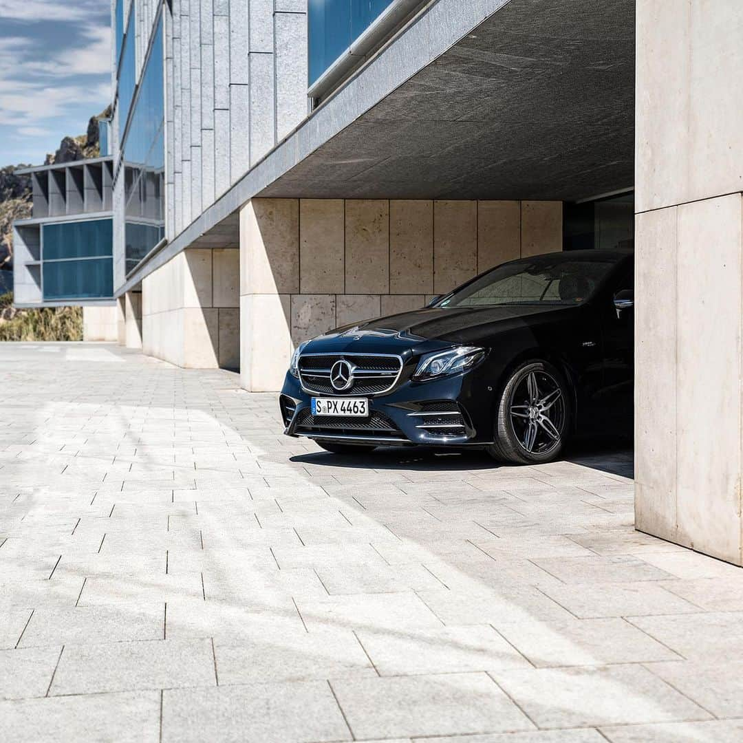 メルセデス・ベンツさんのインスタグラム写真 - (メルセデス・ベンツInstagram)「Not just a visual eye-catcher - the AMG wallet and the AMG carbon-fibre key ring. Classy design paired with safety features . Get them and let ́s head out to your next trip.  @rauhutphotography for #MBsocialcar  #mercedesbenz #mbcars #instacar #carsofinstagram」11月11日 4時03分 - mercedesbenz