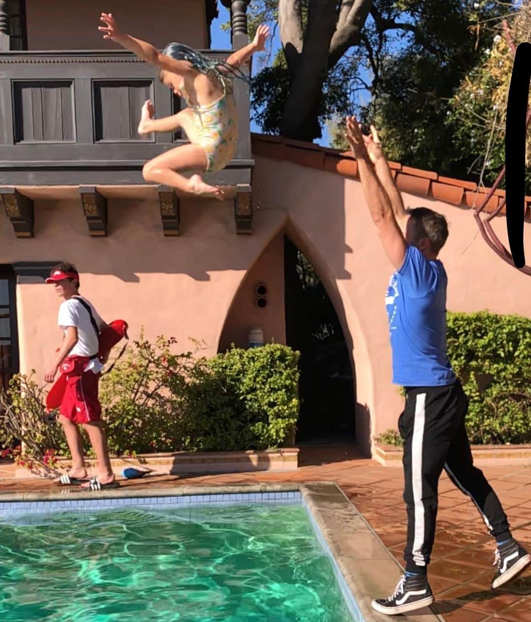 ブレッキン・メイヤーのインスタグラム：「Sunday got ya down? Throw a kid. #BetterIfTheresAPoolButNotRequired」
