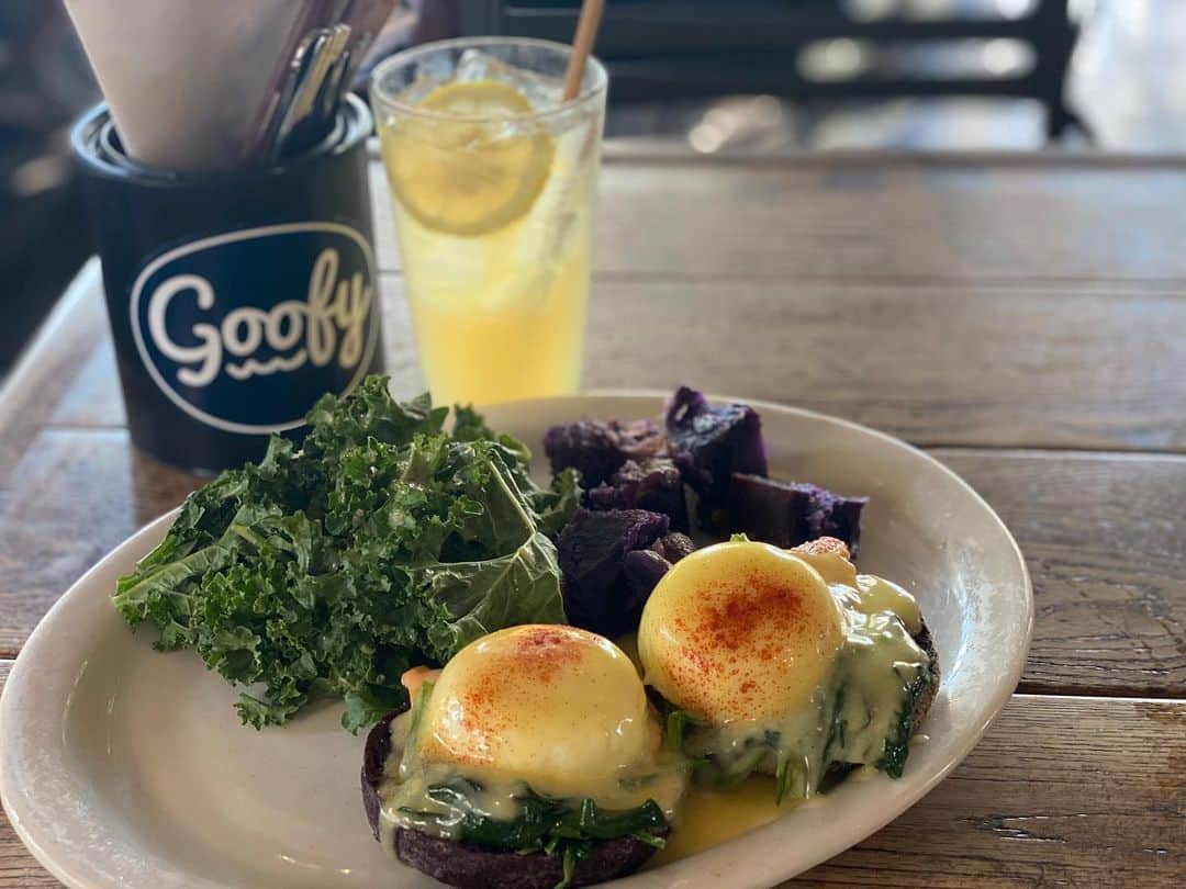 興梠友理さんのインスタグラム写真 - (興梠友理Instagram)「Egg Benedict (Salmon & Spinach) - back to eat the same thing again since it was soooooo delicious!! ・ 最終日の朝食は迷わずここに戻ってきました☺️いつもの店員さんもいて帰国のご挨拶もwww ・ ただ、今日は日曜だからか前回と同じ7時半過ぎに行ったのに少なくとも10人以上待っていました💦 ・ でも、回転が比較的早いので30分待ちくらいで無事入店。 ・ このエッグベネディクト、やっぱり最高に美味しい😍 ・ リリコイの効いたソース、タロイモの少し甘味のあるイングリッシュマフィン、卵・サーモン・ほうれん草とのハーモニー…そして付け合わせのタロイモは皮まで美味しい‼️ケールもこの苦味がいい‼️ ・ ワイキキに泊まってるとちょっとアクセスは悪いけど(トロリーがバスが無難)足を運ぶ価値ありです✨ ↑好きすぎて完全に回し者になってる🤣 #滞在中に唯一3回も行った店です ・ #ろぎ子のハワイ旅 #hawaii #waikiki #ハワイ #ワイキキ #ハワイグルメ #エッグベネディクト #グーフィーアンドカフェダイン  #eggbenedict #goofycafeanddine」11月11日 4時51分 - yuri_rogi