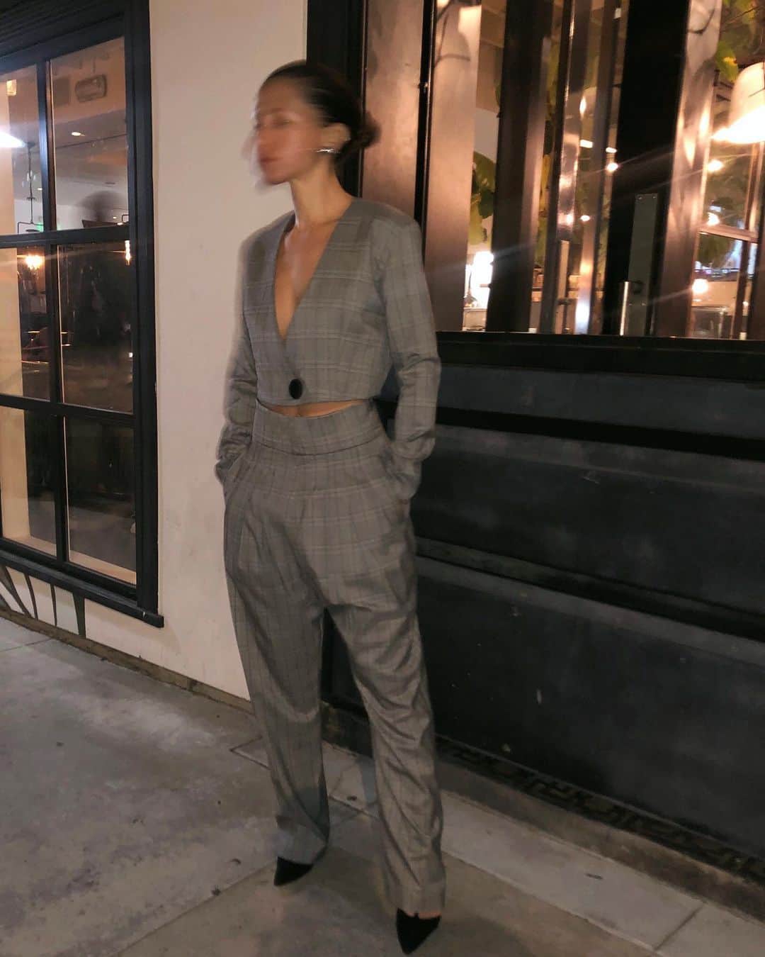 カーラ・デラスのインスタグラム：「A blurry photo of me the other night by @gabriel_chambers 💬」