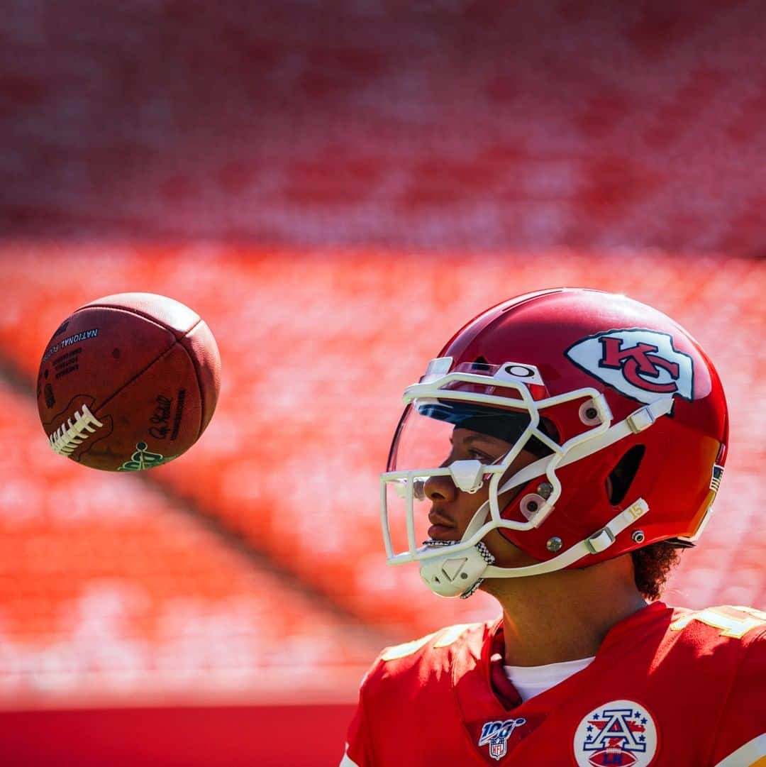 OAKLEYのインスタグラム：「See what they don't. @PatrickMahomes #OakleyPrizm #OneObsession」