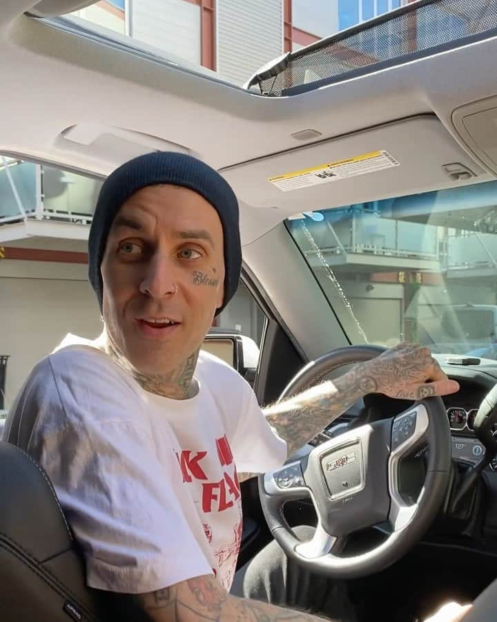 Hannah Stockingのインスタグラム：「When the parking spot is too tight 🤯😂 @travisbarker @alabamaluellabarker @blink182」