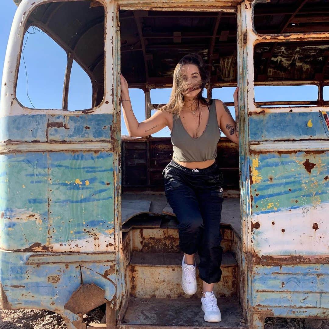 Bruna Unzuetaのインスタグラム：「O tipo de look que gosto, calça cintura alta e cropped 🚶🏻‍♀️e o lugar também é lindo, né? O famoso Bus de San Pedro de Atacama 🚎❤️」