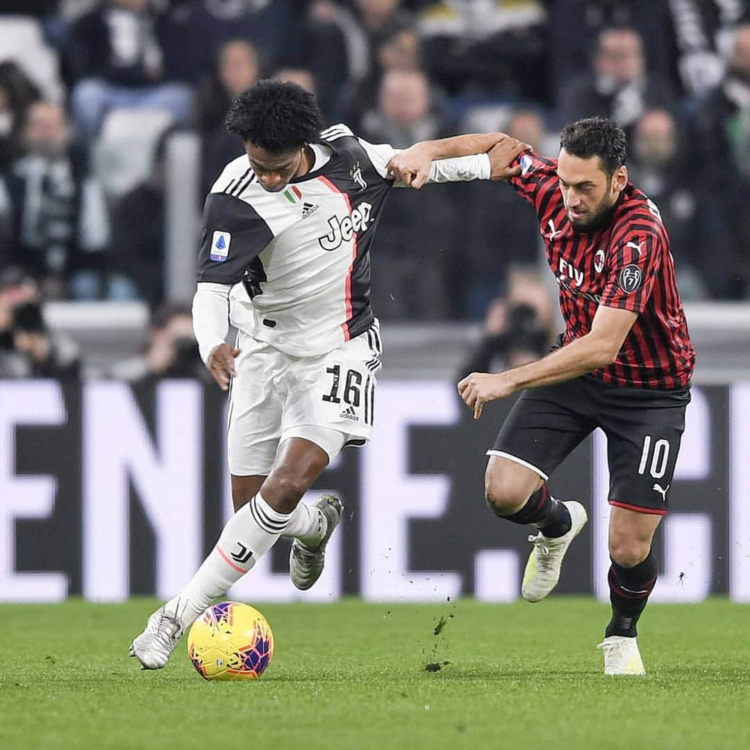 ユヴェントスFCさんのインスタグラム写真 - (ユヴェントスFCInstagram)「HT - All square at the break. #FinoAllaFine 💪  #JuveMilan #ForzaJuve」11月11日 5時32分 - juventus