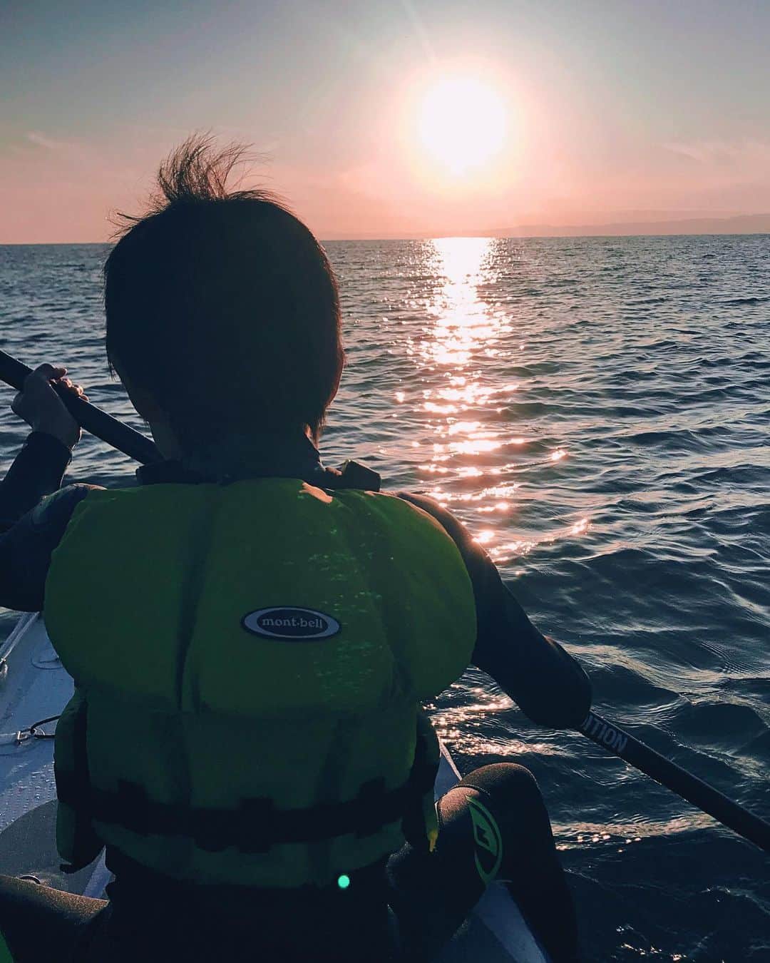 齋藤美波さんのインスタグラム写真 - (齋藤美波Instagram)「🏄🏽‍♀️🏄🏽‍♀️🏄🏽‍♀️ #11歳の彼と海散歩💙 ・ 今日はMy family達とSUP DAYでした🐠 風もなくて穏やかでとてーも 気持ちのいい海散歩。 夕陽目の前に海の上で浸る... こんな時間最高でしかない。 ・ いつもパパには小さな時から いろんな経験させてもらってる☺️ サーフィンもスノボーもスケボーも きっかけはパパ👨🏻 この横乗り業界にいれたのも パパのきっかけがなかったら 今の私はいないと思ってる！ ・ 子供産んでからなかなか 横乗りを存分に遊ぶ事が 出来てなくて、、、 今日私の誕生日のお祝いとして こういう機会を作ってくれて ありがとう☺️♥️ 最高なプレゼントでした😊 ・ ムゲンも乗れた💙 なんて幸せな時間だったでしょう。 太陽と海から Power もらってまた明日から 頑張れるぜ🌞 ・ ・ #SUP #海デート #海散歩 #夕陽 #家族 #幸せ #誕生日 #サンセット #葉山 #date#beach#sunset#brother#happy」11月11日 5時46分 - saito373minami