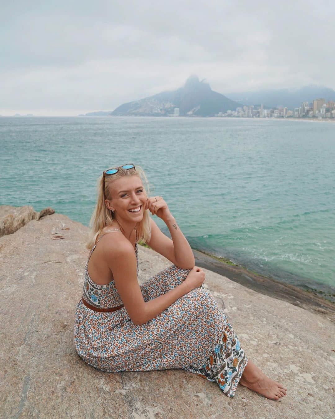 Zanna Van Dijkさんのインスタグラム写真 - (Zanna Van DijkInstagram)「Touchdown Rio 🇧🇷 I am so excited to be back in this beautiful city! @antonymaule and I are stopping by for four days before we embark on a whirlwind two week trip exploring Chile & Argentina 🇦🇷🇨🇱 We would LOVE and appreciate any Rio recommendations you guys have! Any veggie friendly food spots or any awesome activities we shouldn’t miss - just leave them in the comments below 🙌🏼 Today we did a cycling tour, tomorrow we are hoping to paraglide (weather dependent!) and the day after we are hiking! We want to experience as much as we can in the short time we are here 🤩 Come and watch it all on my stories ❤️ #riodejaneiro #rio #riobrazil #ipanema #ipanemabeach #exploremore #travelgirls #travelblogger #holiday #wanderlust #citybreak #sonyalpha」11月11日 5時53分 - zannavandijk