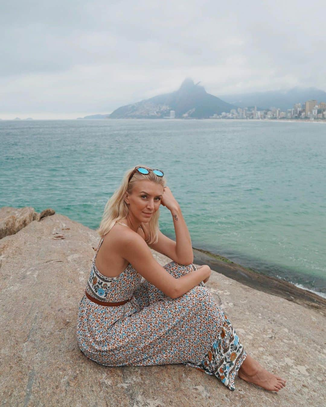 Zanna Van Dijkさんのインスタグラム写真 - (Zanna Van DijkInstagram)「Touchdown Rio 🇧🇷 I am so excited to be back in this beautiful city! @antonymaule and I are stopping by for four days before we embark on a whirlwind two week trip exploring Chile & Argentina 🇦🇷🇨🇱 We would LOVE and appreciate any Rio recommendations you guys have! Any veggie friendly food spots or any awesome activities we shouldn’t miss - just leave them in the comments below 🙌🏼 Today we did a cycling tour, tomorrow we are hoping to paraglide (weather dependent!) and the day after we are hiking! We want to experience as much as we can in the short time we are here 🤩 Come and watch it all on my stories ❤️ #riodejaneiro #rio #riobrazil #ipanema #ipanemabeach #exploremore #travelgirls #travelblogger #holiday #wanderlust #citybreak #sonyalpha」11月11日 5時53分 - zannavandijk