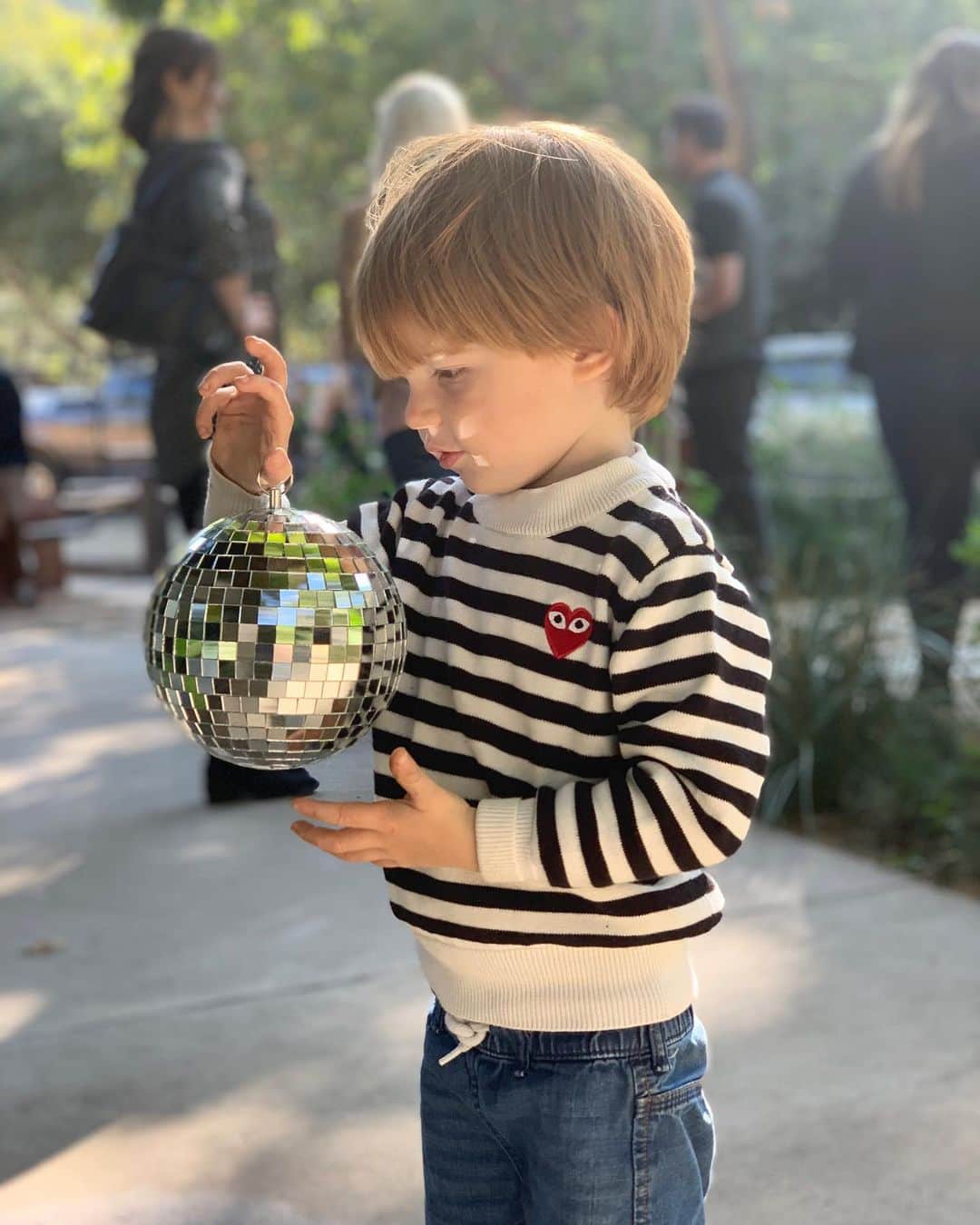 マンディクーンのインスタグラム：「Disco Baby. 🕺🏼」