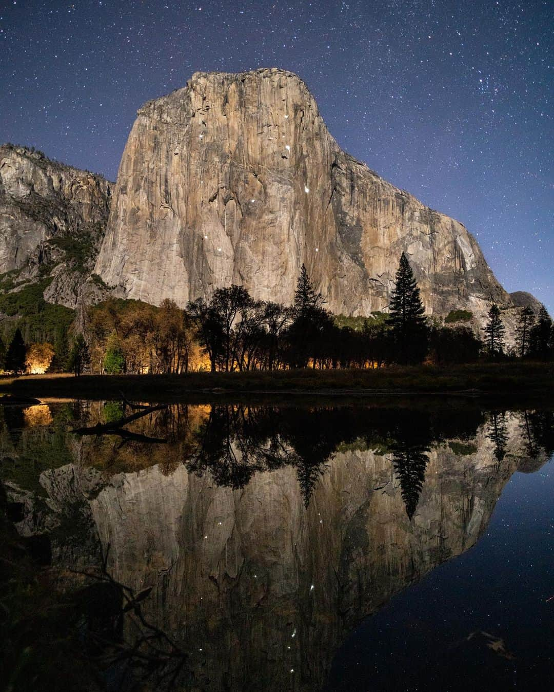 Travis Burkeさんのインスタグラム写真 - (Travis BurkeInstagram)「Fall is currently in full effect here in Yosemite. It’s been a blast skating through the valley and exploring new places with @gypsealaysea.  Check out the last photo of climbers camped out on El Capitan thousands of feet above the valley floor. When you look up in the evening the climbers look like twinkling stars in the sky until your eyes adjust and you see the massive granite walls they are dangling from. Yosemite National Park continues to be one of my favorite places on earth! @sector9 #yosemite #elcapitan」11月11日 6時00分 - travisburkephotography