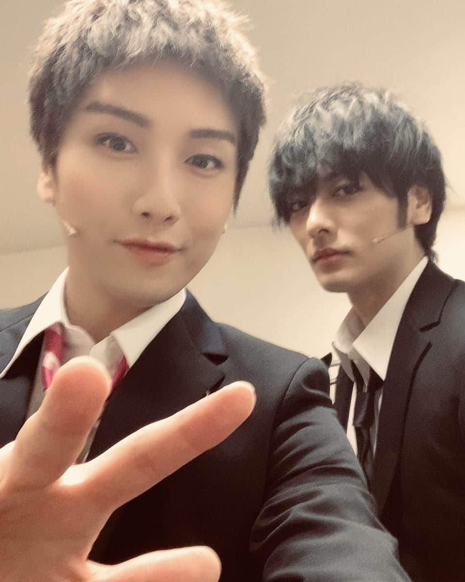 久保田悠来さんのインスタグラム写真 - (久保田悠来Instagram)「久しぶりの共演。 何かと縁深い男。 数々共演してきましたが今までとは違う新しい関係性でした。 濃度は変わりませんが。 今回の座組で彼をどこかで一番頼りにしてた気がします。 千秋楽に泣かすのには失敗しました。 #久保田悠来 #細貝圭 #狡噛慎也 #佐々山光留 #舞台版サイコパス #PSYCHOPASS」11月11日 17時30分 - yuki_kubota.0615