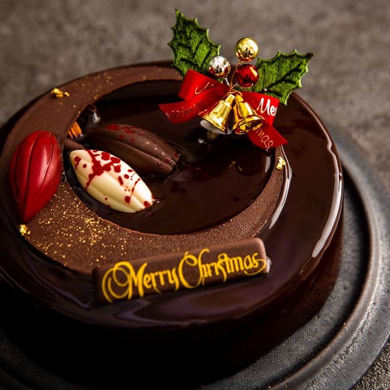 Decadence du Chocolatさんのインスタグラム写真 - (Decadence du ChocolatInstagram)「今年のクリスマスは 誰とどこで過ごすか もう決まっていますか？  おうちでパーティー？ 素敵なレストランでディナー？  クリスマスケーキは イベントの締めくくりとして 大事な、大事な役割を担っています。  そんなクリスマスケーキ、 デカダンスの「Noel chocolat」は いかがでしょうか。 ※店頭受け取りの商品です  濃厚だけど軽やかなムースのなかには チーズブリュレとフランボワーズソース、ビスキュイショコラ。 一番下にはザクザクのクランブルを敷きつめて食感の違いも楽しめます。 ※お酒は香り付け程度に使用しています  大人のXmasパーティーに、ぜひ！  #デカダンスドュショコラ  #Xmas #クリスマス #クリスマスケーキ #チョコレート #ショコラ #手作りケーキ #東京ショコラ #chocolat #Noelchocolat #パーティー」11月11日 17時25分 - decadence_du_chocolat