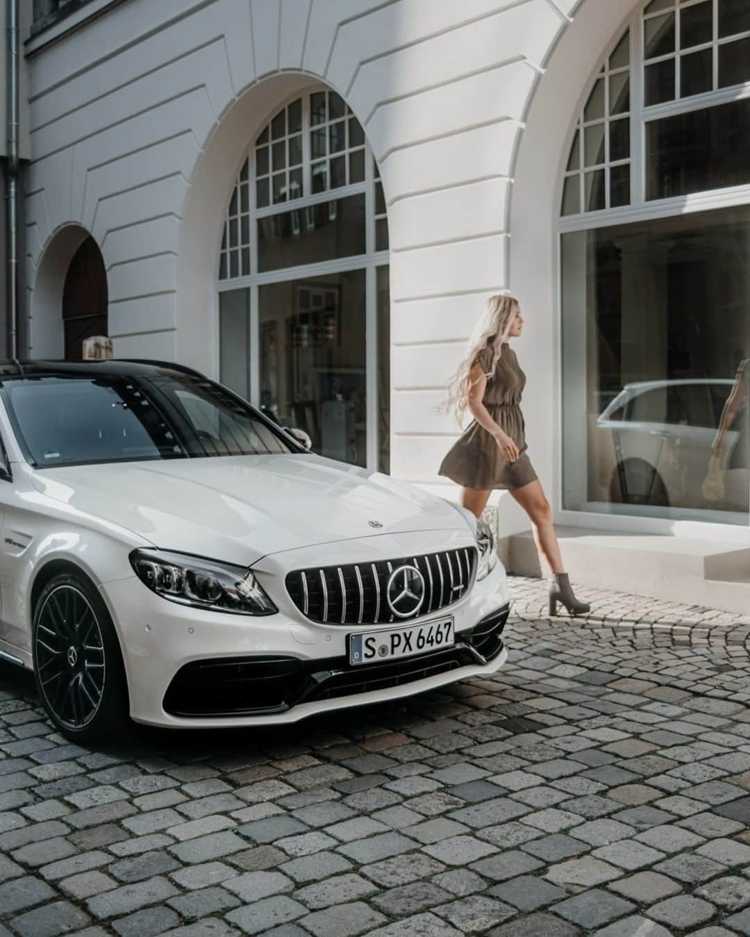 メルセデス・ベンツさんのインスタグラム写真 - (メルセデス・ベンツInstagram)「[Kraftstoffverbrauch kombiniert: 10,0 l/100 km | CO₂-Emissionen kombiniert: 299 g/km | mb4.me/DAT-Leitfaden | Mercedes-AMG C 63 S T-Modell]  Window shopping never looked so promising. Get your hands on the powerful Mercedes-AMG C 63 S Estate. #MercedesAMG #CClass #C63S #MBCar #CarsOfInstagram 📸 @tobiasa.de for #MBsocialcar」11月11日 16時00分 - mercedesbenz