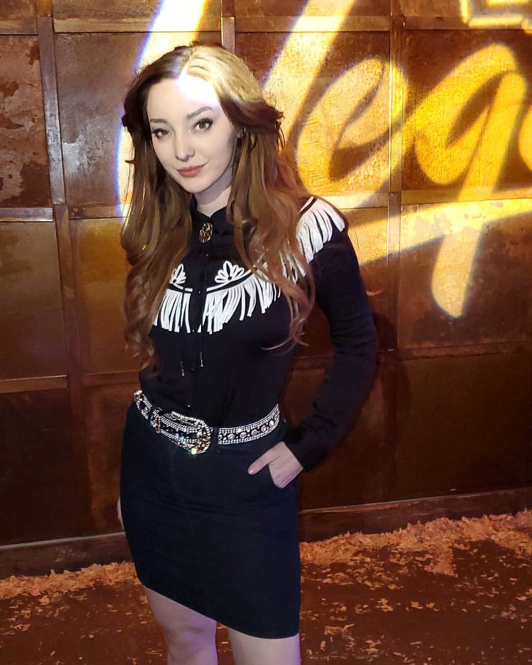 エマ・デュモンのインスタグラム：「Yee Haw! 🤠🤠🤠」