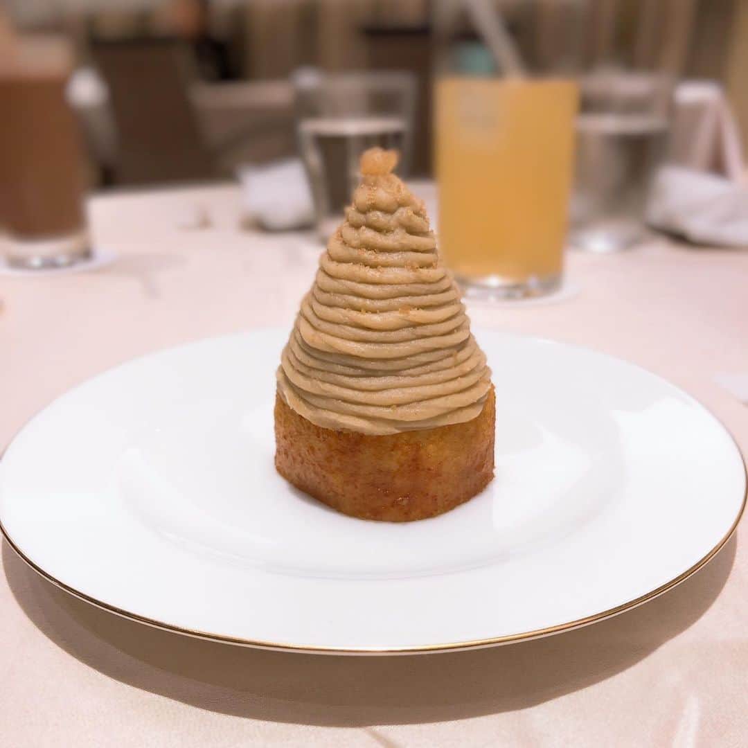 のインスタグラム：「こちらの可愛い子ちゃん🧁は 銀座和光のティーサロンのモンブランです💁🏻‍♀️💓🌰 下のスポンジの周りにはザラメ、しかも炙ってあって香ばしい🤭💕 銀座なのに、静かで穏やかな空間でとっても落ち着くティーサロンでした✨✨ #ginza #和光ティーサロン #モンブラン #和光」
