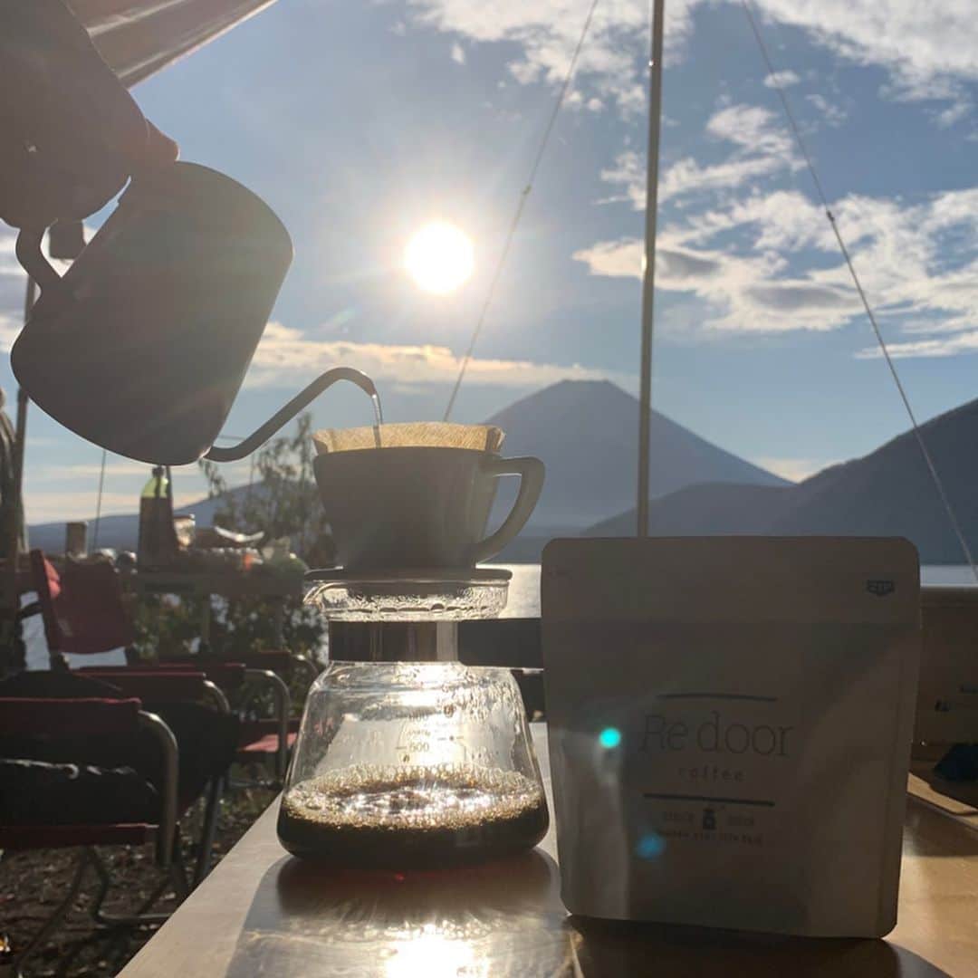 田中亜土夢さんのインスタグラム写真 - (田中亜土夢Instagram)「素敵なコーヒーとの出会い☕︎ @redoor.mylf  #redoorcoffee  #redoor #本栖湖 #富士山 #mtfuji  #motosuko #キャンプ #人生に野遊びを」11月11日 16時16分 - atom_tanaka_official