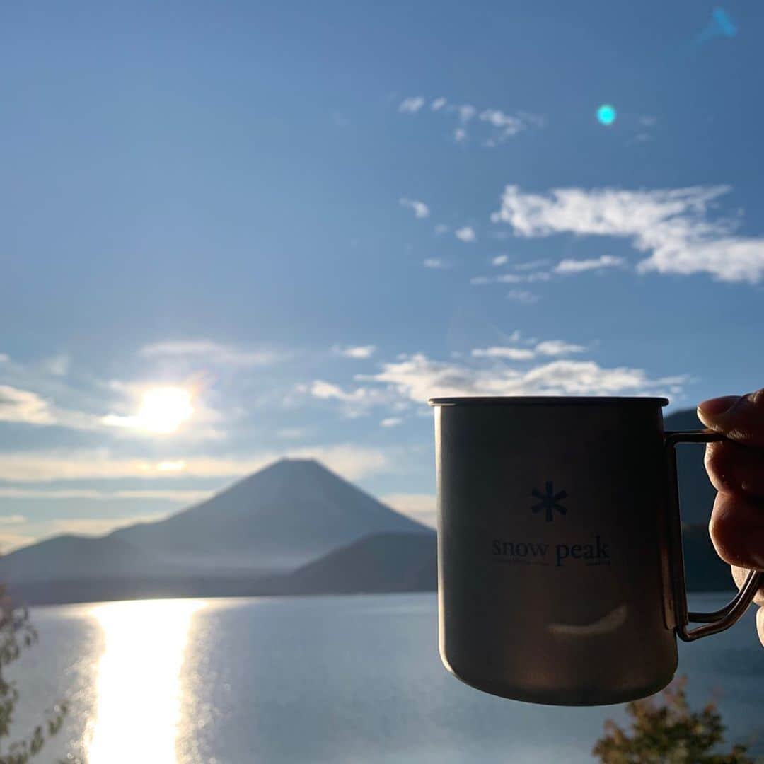 田中亜土夢さんのインスタグラム写真 - (田中亜土夢Instagram)「素敵なコーヒーとの出会い☕︎ @redoor.mylf  #redoorcoffee  #redoor #本栖湖 #富士山 #mtfuji  #motosuko #キャンプ #人生に野遊びを」11月11日 16時16分 - atom_tanaka_official
