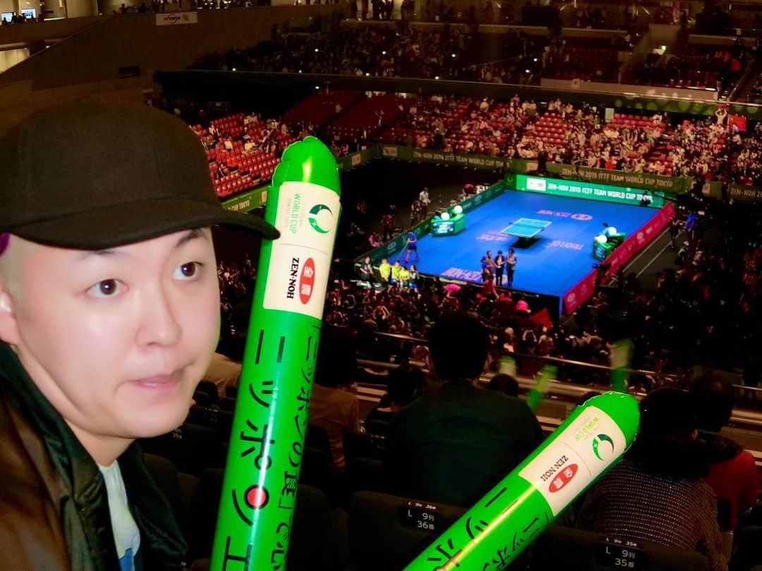 ぺえさんのインスタグラム写真 - (ぺえInstagram)「にわか女子のスポーツ観戦記🏓 #卓球ワールドカップ応援#卓球W杯 #これに関して先に言わせてください #完全なる#にわかファンです #にわかファンが黙ってろってコメント禁止 #あたし実は体育大出身のオネエ #卓球ワールドカップをTVでずっと観戦していました #観ているうちに日本チームの団結力とチーム全員の気迫に引き込まれている自分がいました #決勝に進んだ女子団体をどうしても生で応援したくて初めての卓球現地観戦 #決勝進出が決まった瞬間にチケットを購入 #世界トップの戦いが同じ東京のこんなに近くでやっている #そしてTVで見ていたあの日本選手たちの試合が観れる #こんなの観に行かなきゃ絶対に後悔する #そんな思いで迷わずチケットを購入した自分がいました #初めての生での観戦は震えるほど感動しました #大きな体育館の真ん中に小さな卓球台が一台 #サーブ前の会場の静寂#選手の集中した表情 #一球一球に込める選手同士の執念と気迫でずっと鳥肌がたっていました #戦いにもの凄いドラマを感じました #結果は残念でしたが素晴らしい戦いでした #選手たちはもちろん悔しいと思いますが輝かしい銀メダルだと思います #勝って当たり前の世界で戦う女同士の美しさを生で体感できました #自分の悩みなんてちっぽけだと思えました #そして中国チームのどんな状況でも折れない心と巻き返す精神力は圧巻でした #勝ちたい気持ち負けたくない思いはどのチームも同じ #中国と日本その思いの強さを感じた一戦でした #やっぱりスポーツって最高」11月11日 16時16分 - peey