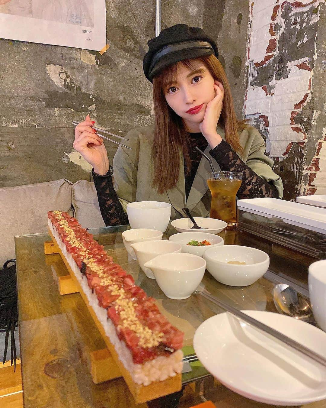 得あゆさんのインスタグラム写真 - (得あゆInstagram)「ずっと食べたかったユッケ寿司🍣🍖 弟と半分こしたよ✌️💕 新大久保のpallet46ってお店だよ🔥 ・ 最近炭水化物は断然お米🍚 前まではお米抜いてお菓子とかアイスとかとか🍨 🍫🍪🍭 たくさん食べてた🥺 お米ってヘルシーだしまじで美味しい🍚 なんでお米抜いてたんだろ？って 不思議に思うくらい。笑 炭水化物を抜くと私は痩せにくいし どうせ食べたい！ってなるから🔥 しっかり食べる派です🔥 ・ ・ ・ ・ ・ ・ ・ ・ #新大久保#韓国料理#ユッケ寿司#寿司#肉#生肉#食べ歩き#グルメ#ランチ#お昼ごはん#おやつ#インスタ映え#写真#カメラ女子#弟#韓国ファッション#帽子#メガネ#新大久保グルメ#兄弟#お洒落#秋服#秋メイク#韓国旅行#cocky#family#brother#gourmet#sushi#japanesefood」11月11日 16時16分 - tokuayu819