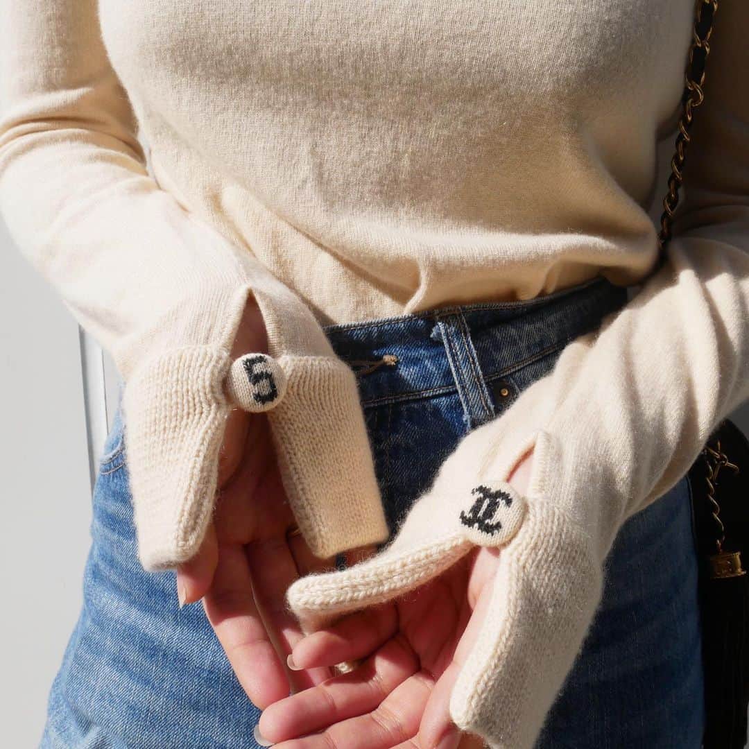Vintage Brand Boutique AMOREさんのインスタグラム写真 - (Vintage Brand Boutique AMOREInstagram)「Vintage Chanel cashmere knit sweater. Size 42▶︎Free Shipping Worldwide✈️ ≫≫≫ DM for more information 📩 info@amorevintagetokyo.com #AMOREvintage #AMORETOKYO #tokyo #Omotesando #Aoyama #harajuku #vintage #vintageshop #ヴィンテージ #ヴィンテージショップ #アモーレ #アモーレトーキョー #表参道 #青山 #原宿#東京 #chanel #chanelvintage #vintagechanel #ヴィンテージ #シャネル #ヴィンテージシャネル #amorewardrobe #アモーレワードローブ」11月11日 16時24分 - amore_tokyo