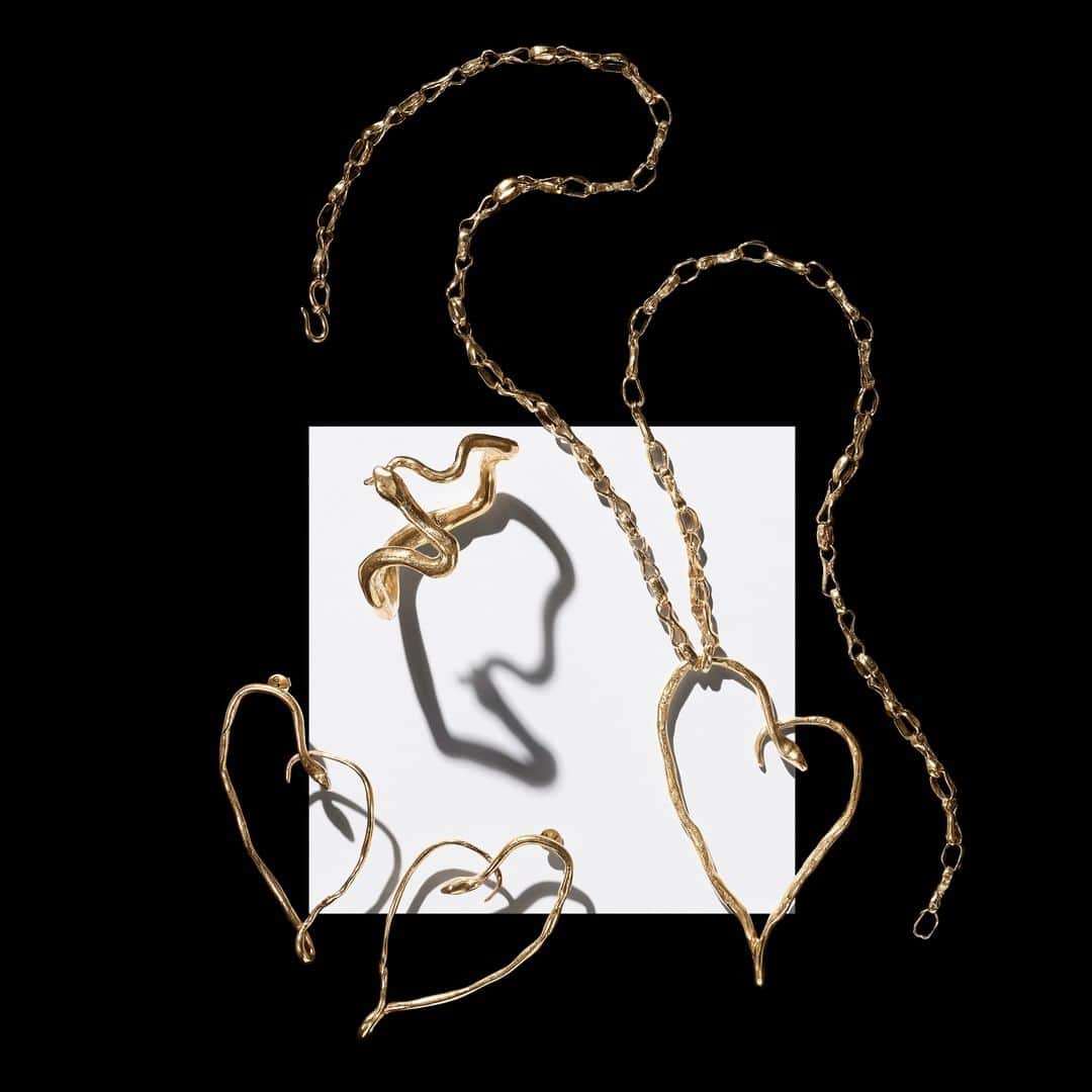 グーセンス パリのインスタグラム：「Snake necklace, bracelet and earrings from the GOOSSENS X HARUMI KLOSSOWSKA DE ROLA collaboration . #📸 by @saillantolivier . . #goossens #harumiklossowskaderola #snake #necklace #bracelet #earrings #jewels #brass #gold」
