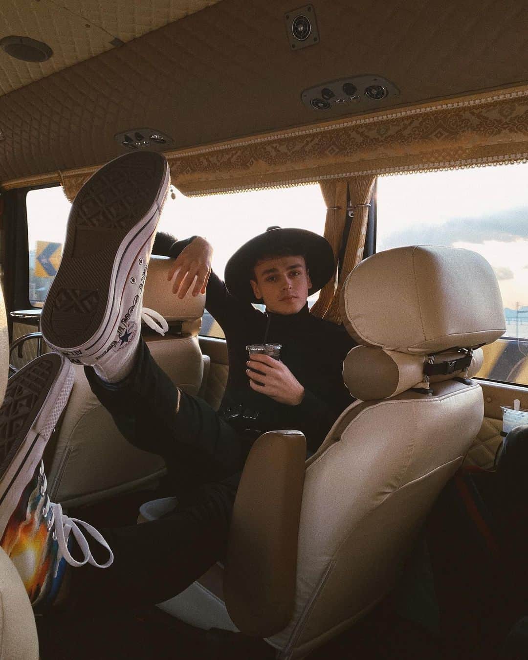 Jonahmaraisのインスタグラム：「day of promo here in korea. to be honest i wasn’t quite ready to leave home again for this tour, but now that i’m here i’m absolutely loving it. life is good. feeling blessed that this is what i get to do every day. so much good stuff on the way. sending love!! 🇰🇷」
