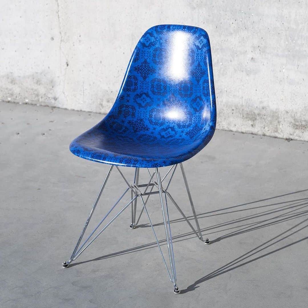 HYPEBEASTさんのインスタグラム写真 - (HYPEBEASTInstagram)「#hypeAF: @clot has teamed up with @modernica for a new take on the Fiberglass Side Shell Eiffel Chair. Bathed in blue, the limited-edition collaboration features the Silk Royale pattern CLOT first used in 2007. Elevating the seat is a sturdy chrome Eiffel base with four rubberized feet. Priced at $595 USD, the chair is set to release at @juicestoreusa and online at @juicestore on November 11.⁠⠀ Photo: CLOT」11月11日 16時26分 - hypebeast