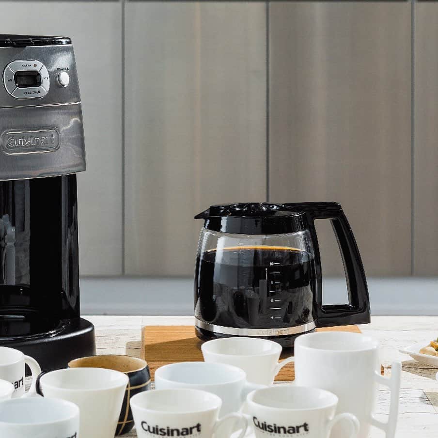 Cuisinart(クイジナート)ジャパン公式アカウントさんのインスタグラム写真 - (Cuisinart(クイジナート)ジャパン公式アカウントInstagram)「豆から挽ける全自動コーヒーメーカー☕️☕️☕️☕️☕️☕️☕️☕️☕️☕️ . . 一度に入れられる杯数は、 ☕️の絵文字の数だけ入れられます！ . つまり、 ☕️☕️☕️☕️☕️☕️☕️☕️☕️☕️ . そう、最大10杯まで一度に入れられます！ . そんなに飲めないので ☕️☕️☕️くらいで充分.... という時なら、もちろん少量での抽出もできます。 . ☕️から☕️☕️☕️☕️までの抽出には、 抽出プロセスを少量向けに調整できる 「1-4ボタン」をON！ . . 製品: 10カップ ミル付全自動コーヒーメーカー 品番: DGB-625J . . Enjoy Cuisinart❣️ . . . #豆から挽けるコーヒーメーカー  #コーヒーメーカー #クイジナートコーヒーメーカー #クイジナート #クイジナートlove  #クイジナートのある生活  #クイジナート大活躍  #コーヒーメーカー欲しい  #ミル付きコーヒーメーカー  #コーヒーメーカーのある暮らし  #コーヒーメーカー全自動  #コーヒーメーカー☕  #☕️ #☕️☕️☕️☕️☕️☕️☕️☕️☕️☕️ #コーヒー好き #コーヒー好きな人と繋がりたい  #コーヒー好きと繋がりたい  #コーヒー好きな人と繋がりたい  #Cuisinart #cuisinartjapan  #coffee」11月11日 16時33分 - cuisine_art