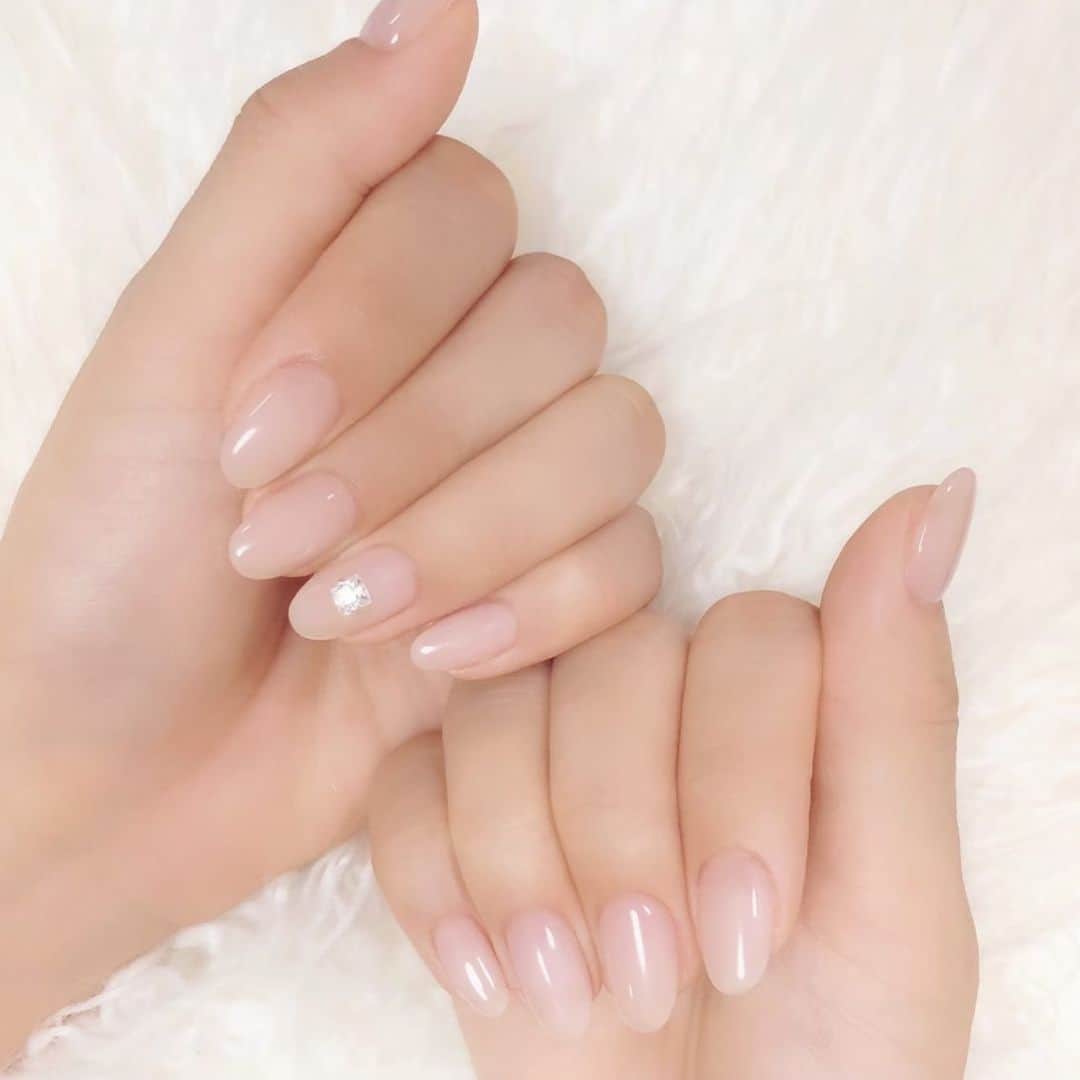 阿比留李帆のインスタグラム：「令和になってからは ずっとシンプルなnail💅🥰 #nail#newnail」