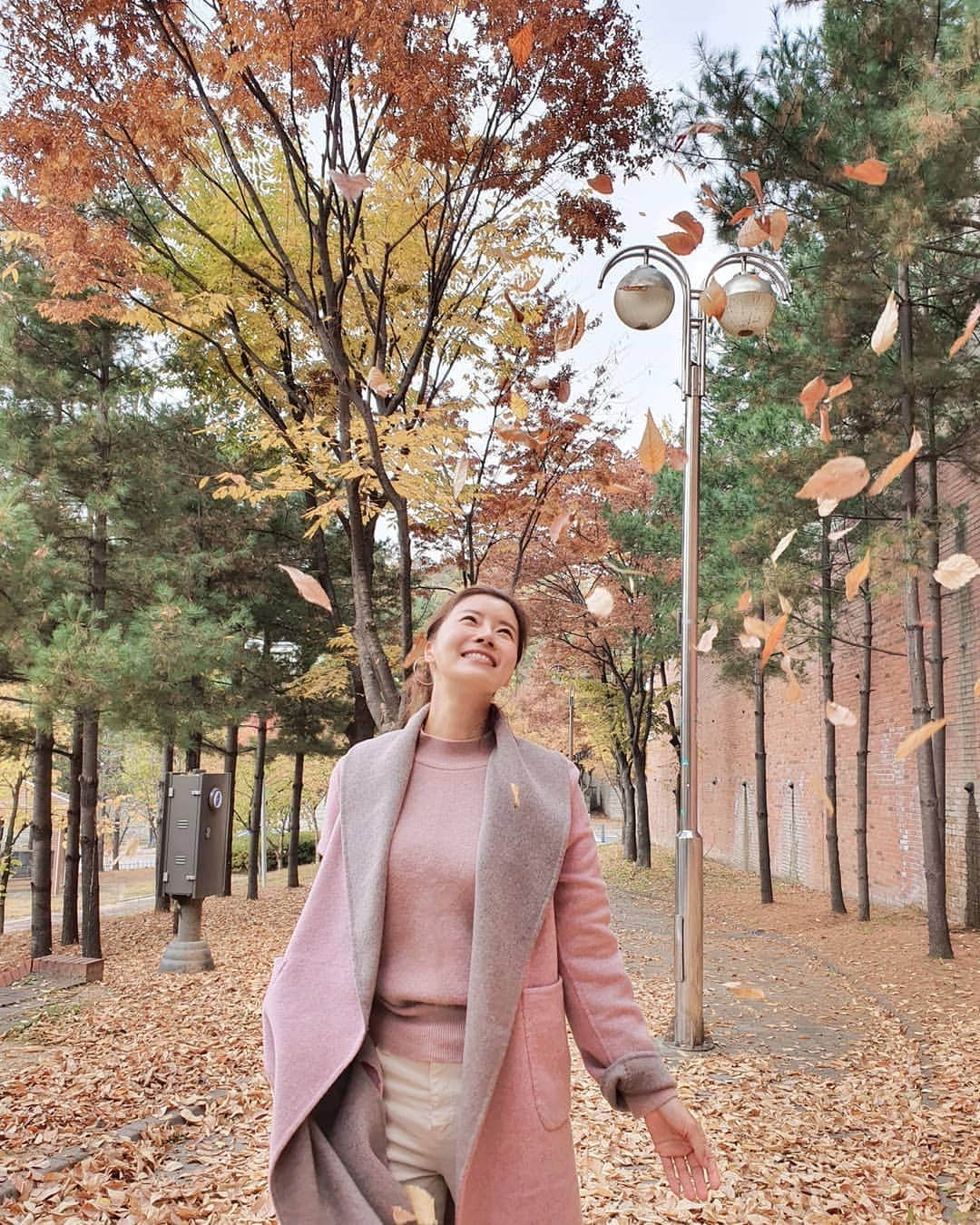 ユソンさんのインスタグラム写真 - (ユソンInstagram)「가을의 끝자락.. 🍂🍂 낙엽뿌려주는 딸..💕 열심히 사진에 담아주는 남편ㅎㅎ  덕분에 가을을 느껴요ㅎㅎ  #우리집주말풍경  #까이에리버시블코트  #13일수요일 #k쇼핑오전9시25분  #앵콜방송확정📣 #구매하신분들이 #너무만족하시는코트  #이번기회를놓치지마세용  #지난번구매해주신분들 #사은품경품은오늘발송한데요 #바로구매는프로필링크클릭☝️」11月11日 16時46分 - yoo_sun0129