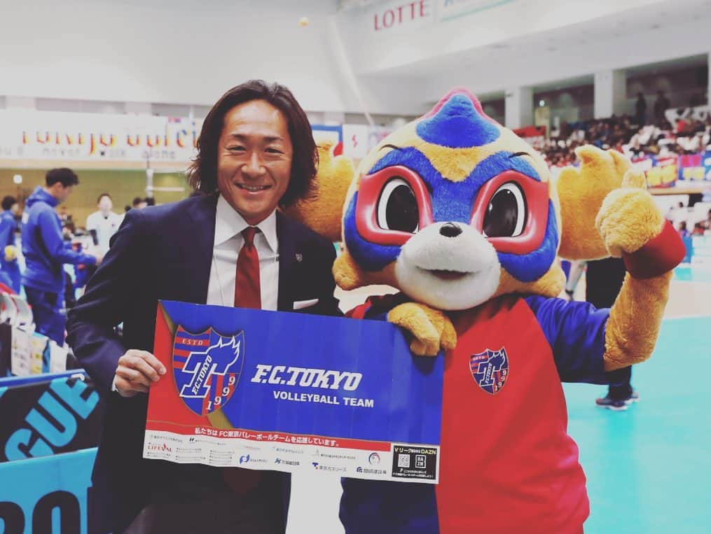 石川直宏さんのインスタグラム写真 - (石川直宏Instagram)「昨日はFC東京バレーボールチームの応援へ📣  始球式も🏐🙋‍♂️ 緊張したけど、指導してもらったお陰でコツを掴み、自信を持って打てました✨気持ち良かったな〜♪ 試合は大接戦の末敗れてしまったけど、最後の最後まで戦う姿勢やサポーターの声援がありました🤝  長友選手はトレーニング中に大怪我をしてしまい、手術をして今は復帰に向けてリハビリ中。そういった中でもチームをサポートする姿。 彼の想いを胸に、ユニフォームを借りてコートに立ちました。 長いリハビリになると思うけど、今から復活して活躍する姿を楽しみにしています！！ . #Vリーグ #バレーボール #始球式 #VC長野トライデンツ #FC東京バレーボール #fctokyo #FC東京 #tokyo #blueandred #青赤魂 #FC東京ファミリー #一体感 #youllneverwalkalone  #YNWA #長友優磨 選手 #ドロンパ #fctokyoclubcommunicator  #FC東京クラブコミュニケーター  #CC #photobyKenichiArai」11月11日 16時40分 - sgss.18