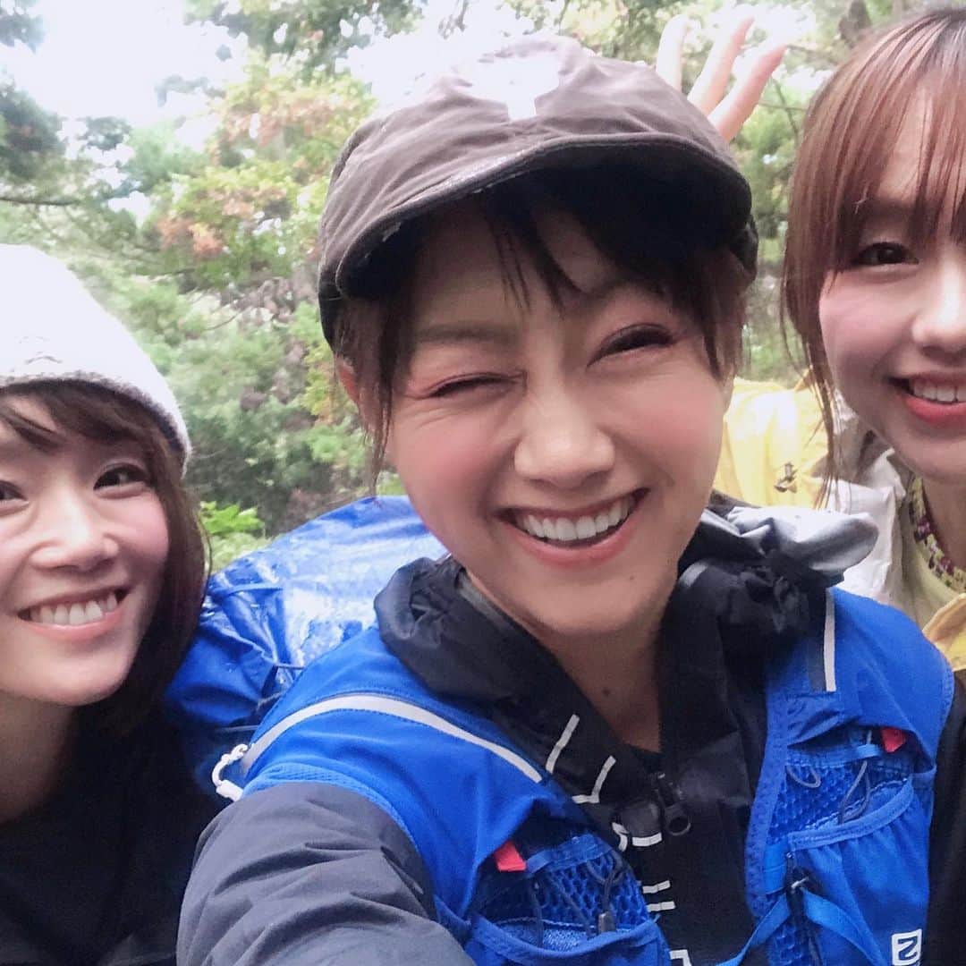 福島和可菜さんのインスタグラム写真 - (福島和可菜Instagram)「今日は、女子山旅へ🥰🥰🥰 #シンガーソングハイカー #加賀谷はつみ ちゃん #シンガーソングライター #立石純子 ちゃん #singer #に囲まれて #霧 #の #高尾山 #城山 #景信山 #プチ縦走 #紅葉 #してたよ #山 #MOUNTAIN #trail #女子 #山旅 #outdoor #今日は #ポッキーの日 #ポッキー #🗻 #⛰ #☺️ #✨ #☀️」11月11日 16時41分 - fukushimawakana