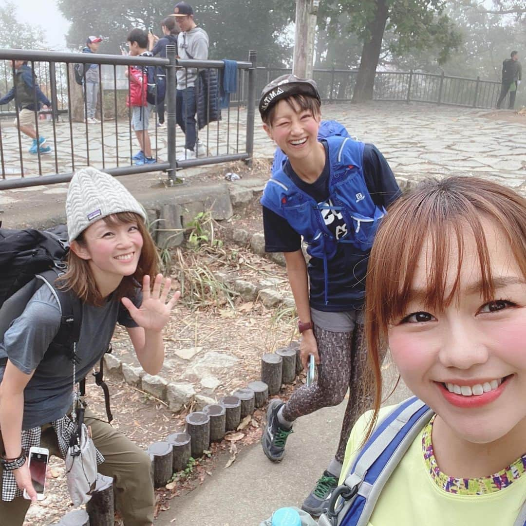 福島和可菜さんのインスタグラム写真 - (福島和可菜Instagram)「今日は、女子山旅へ🥰🥰🥰 #シンガーソングハイカー #加賀谷はつみ ちゃん #シンガーソングライター #立石純子 ちゃん #singer #に囲まれて #霧 #の #高尾山 #城山 #景信山 #プチ縦走 #紅葉 #してたよ #山 #MOUNTAIN #trail #女子 #山旅 #outdoor #今日は #ポッキーの日 #ポッキー #🗻 #⛰ #☺️ #✨ #☀️」11月11日 16時41分 - fukushimawakana