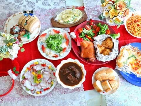 花田浩菜のインスタグラム：「週末は実家に旦那や姉親子みんなが集まったので、 一足早い#クリスマスパーティー を🎄😊❤️ . . とは言っても、おちびが長い間の料理は許してくれないので、、😂 シュガーレディー @sugarlady_official の﻿クリスマスセットで時短メニューを振る舞わせていただきました💐 . . 【Xmas Xmasセット】 生だこのカルパッチョ﻿ 帆立貝柱とアスパラのクリームグラタン﻿ 骨付モモロースト﻿ マルゲリータピザ﻿ クグロフ . 【Xmas& New Yearセット】 ほっき貝のお刺身サラダ﻿ フライドチキン﻿ 完熟オリーブのポモドーロ﻿ 牛ほほ肉の赤ワイン煮﻿ 米粉の和ロール﻿ . . の2セットだけでこの豪華さ！ 全部#冷凍食品 で解凍したり、オーブンやレンジでチン！するだけで超簡単✨ しかもお刺身やカルパッチョも冷凍食品にありがちな生臭さもなく、クグロフや牛ほほ肉の赤ワイン煮などおうちでなかなか作らないメニューも簡単に美味しく仕上がるからとっっても有難い😍 . . 化学的合成添加物も一切使っていないので、息子や姪っ子にも安心して食べさせられます😊 パスタやパン、フライドチキンは特にお気に入りだったようでパクパク食べてくれました👶💕 . . 4枚目は年末カタログからオーダー予定のもの😊 来月のクリスマスにはおちびちゃんがもう1人増えている予定なので、おうちでみんなで簡単に楽しめる#シュガーレディ は実家でしばらくお世話になる中、みんなにも喜ばれそう😍 . . #クリスマスパーティー #xmasparty #クリスマス #クリスマス準備 #時短料理 #時短 #おうちクリスマス #ホームパーティー #赤ちゃんのいる生活 #安心安全 ﻿ #sugarlady #冷凍食品 #無添加 #食品宅配 #pr #おうちごはん #年末準備 #男の子ママ #l4l #happy #happydays」