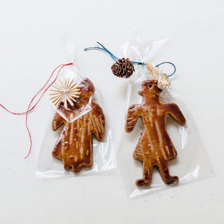リンネルさんのインスタグラム写真 - (リンネルInstagram)「12/7のリンネルクリスマス🎄イベント@二子玉川では、料理家の星谷菜々さんの手作りクッキーも販売します❣️ (写真1、2枚目)12月号リンネルの誌面で掲載したもの。ヨーロッパではツリーのオーナメントにジンジャーパウダーなどを入れて焼き上げたクッキーを飾るそうです🎄⭐️🎅アンティークの型で作ったクッキーは、ジンジャーのスパイシーな香りがほんのりと漂い、可愛い&美味しそう😍✨✨🍪 (写真3、4枚目)花生師の岡本典子さんとの共作した商品も販売決定❣️写真は星谷さんと岡本さんが手掛けた、リンネルの付録・2019カレンダーより。お二人の作品の世界観に胸キュンキュン💕したファンたち(編集部含む)の思いにより、商品化が実現🕺🕺🕺✨ イベント日時はこちら👇👇👇 --------------------------------﻿ 日時:12月7日(土)13:00スタート予定﻿ 場所:二子玉川ライズ ガレリア(東京都世田谷区2-21-1)﻿ ＊🎅も来るかも...?!﻿ -------------------------------- ﻿ #リンネル#クリスマスイベント#星谷奈々さん#岡本典子さん #リンネルクリスマスマーケット」11月11日 16時43分 - liniere_tkj