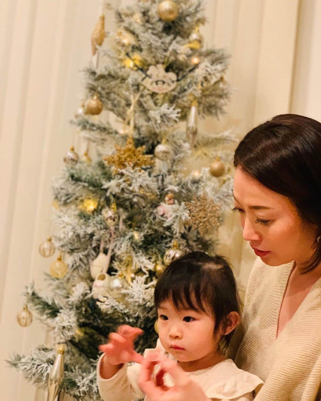 田中雅美さんのインスタグラム写真 - (田中雅美Instagram)「ちょーっと早いけど、、、 最近、ふとジングルベルを歌ったり、キラキラのネオンを見るとクリスマス！って言うようになったので、クリスマスツリーを飾りました。  すっごく嬉しそうにツリーを見つめる顔を見て、こちらも嬉しい気持ちになります。  娘がいなかったら、こんなクリスマスツリーを買うこともなかっただろなぁ。。 娘と一緒に、昔に、クリスマスにわくわくした心を取り戻そうと思います（笑）  #クリスマスツリー #ちょっと早いけど #忘れてたわくわくする心 #取り戻そう　笑 #2歳 #女の子 #ジングルベルを歌うよ」11月11日 16時43分 - tanakamasami_official
