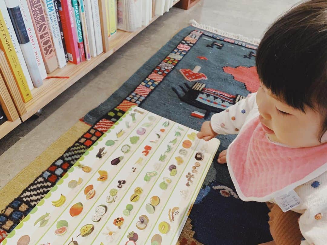 naoko tawaraさんのインスタグラム写真 - (naoko tawaraInstagram)「昨日はむすめとはじめて @tabegoto_isonais さんへ。 本棚に並ぶ国内外から集められた食関連の本たちに感動しました。読みたすぎるけれど、やっぱり娘がいるとゆっくりみれないので、また次の機会に。すぐいきたい 気になっていたマッシュルームとパセリのスコーンがそれはそれはおいしくて。おいしい焼き菓子に心かなり満たされました。 娘は磯野さんにたくさん遊んでいただき、帰ったら爆睡でした。 ありがとうございました〜☺️☺️☺️ #tabegotoisonais #タベゴトイソネ」11月11日 16時55分 - noknok705