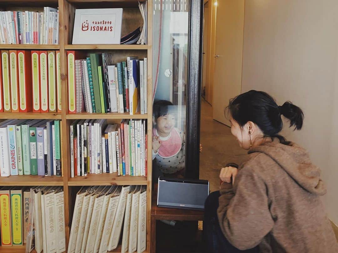 naoko tawaraのインスタグラム：「昨日はむすめとはじめて @tabegoto_isonais さんへ。 本棚に並ぶ国内外から集められた食関連の本たちに感動しました。読みたすぎるけれど、やっぱり娘がいるとゆっくりみれないので、また次の機会に。すぐいきたい 気になっていたマッシュルームとパセリのスコーンがそれはそれはおいしくて。おいしい焼き菓子に心かなり満たされました。 娘は磯野さんにたくさん遊んでいただき、帰ったら爆睡でした。 ありがとうございました〜☺️☺️☺️ #tabegotoisonais #タベゴトイソネ」