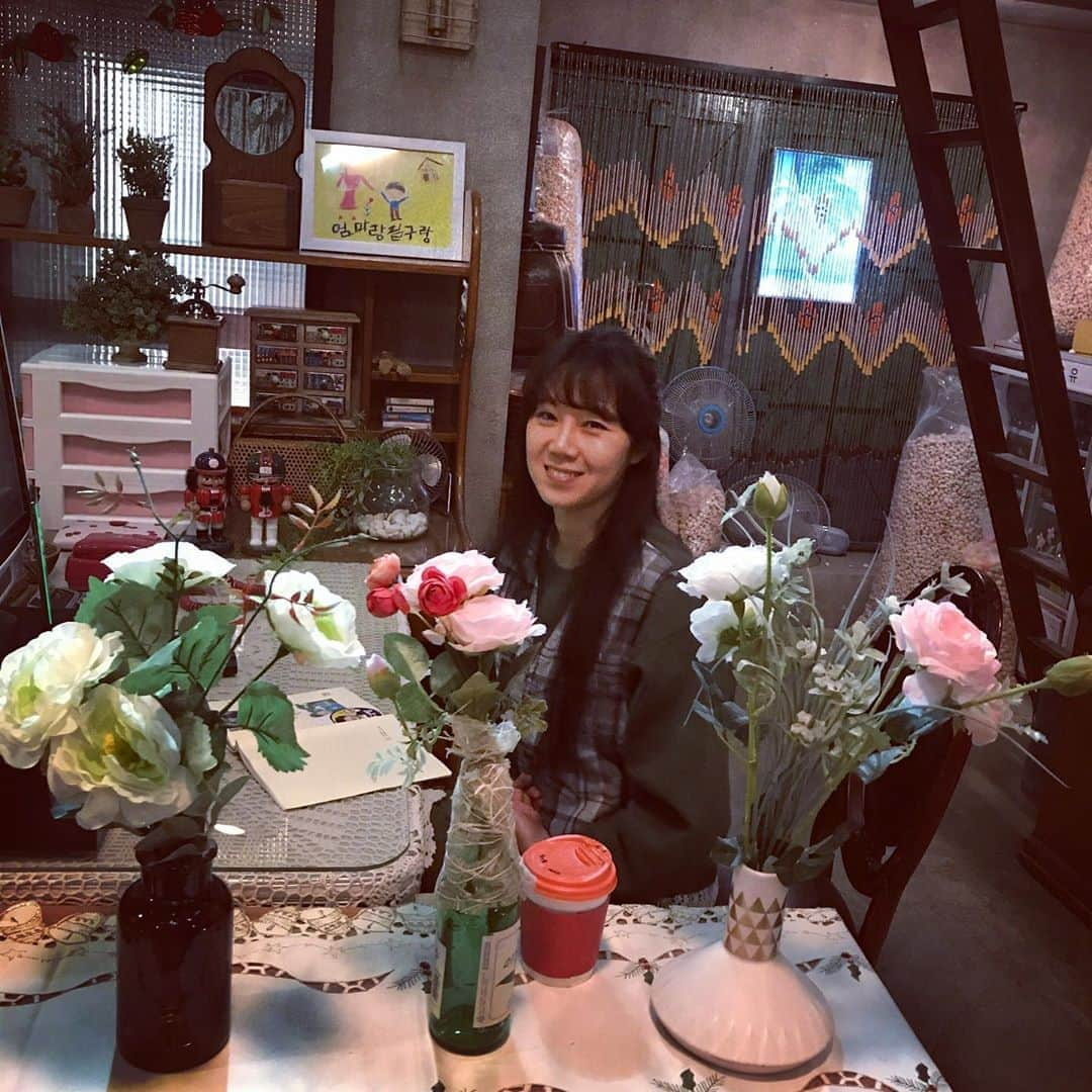 コン・ヒョジンさんのインスタグラム写真 - (コン・ヒョジンInstagram)「이번엔 마늘을 깝니다. #동백꽃필무렵🌺」11月11日 16時49分 - rovvxhyo