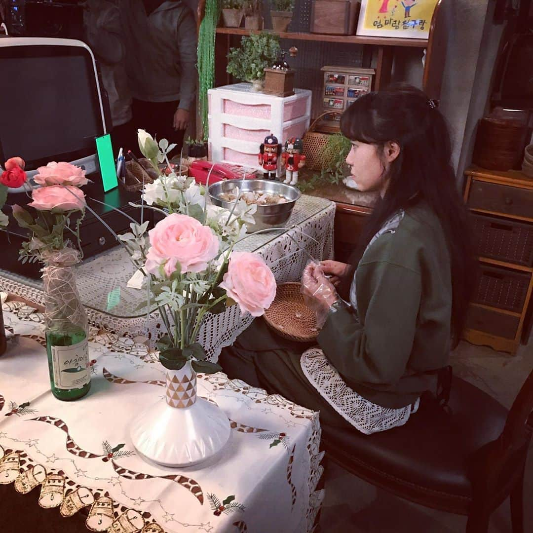 コン・ヒョジンさんのインスタグラム写真 - (コン・ヒョジンInstagram)「이번엔 마늘을 깝니다. #동백꽃필무렵🌺」11月11日 16時49分 - rovvxhyo