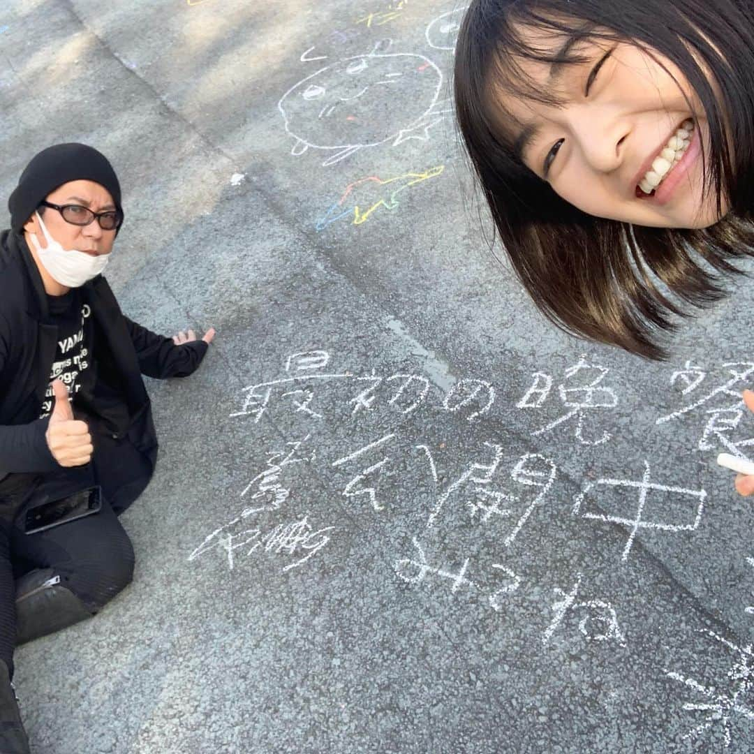 森七菜さんのインスタグラム写真 - (森七菜Instagram)「おひさしぶりです。もりななです ✳︎ 撮影の合間…床にお絵かきをしていたら永瀬さんも参加してくださり、一瞬にしてめちゃくちゃに貴重な床になりました。すっごく楽しかったです。。！ なんの撮影かは… 少々お待ちください！！ すっごいよ！  #晴れた #晴れ女 #最初の晩餐 で お父さんだった #永瀬正敏さん と。 #お父さんとデート なんちゃって」11月11日 16時57分 - morinana_official