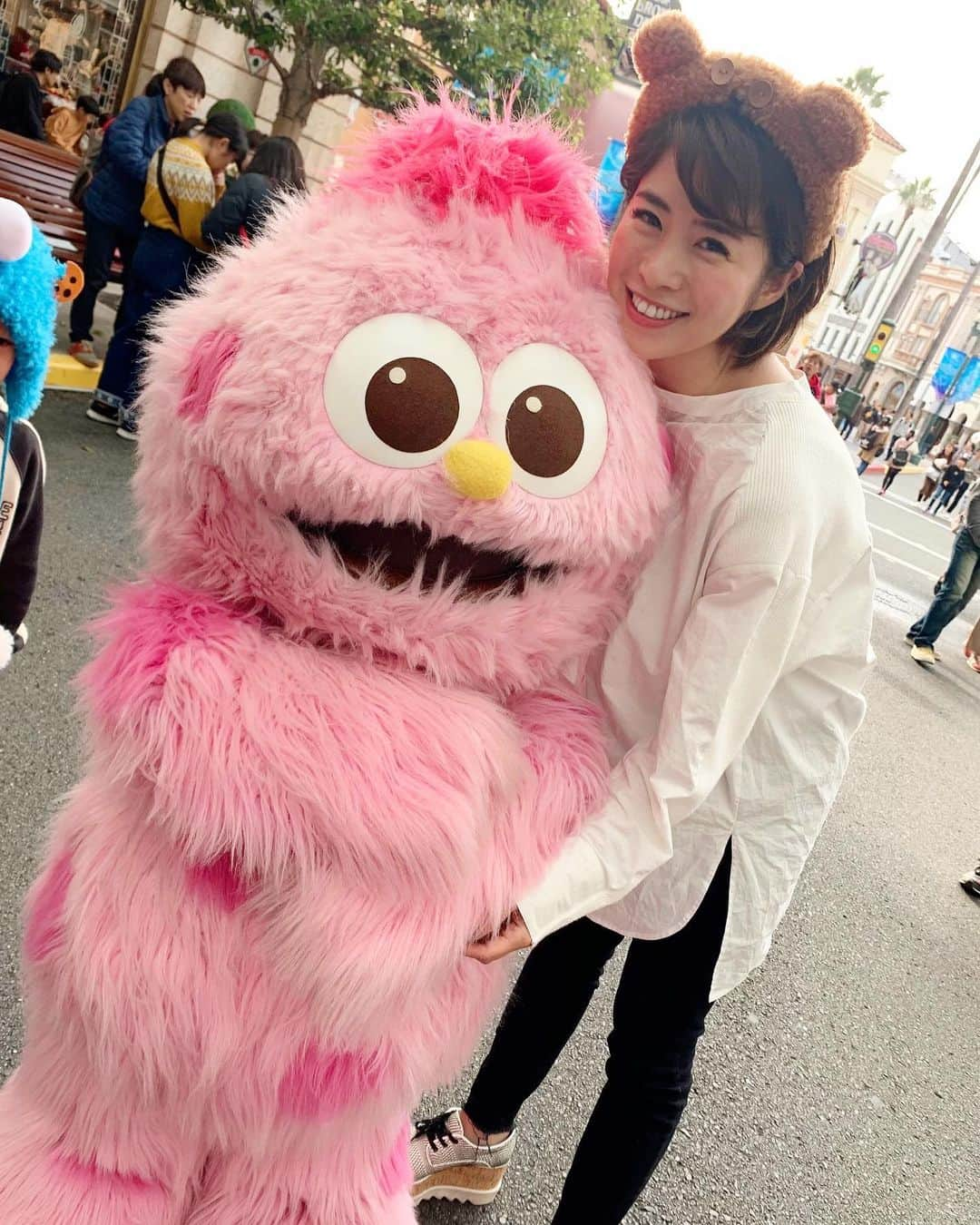 yuiさんのインスタグラム写真 - (yuiInstagram)「. キャラ好きオバさん😂😂❣️ 毎回お願いして1人で撮らせてもらう。笑 .(めちゃくちゃ嬉しそう😂😂) . . 年パスを買ってから、3回目？のUSJ🍖 小さな親友達が可愛いくて見てて本当に楽しい〜 いつか、私も子供ときたい🧒👶💕 . .#usj#ユニバーサルスタジオ」11月11日 17時00分 - yuiram