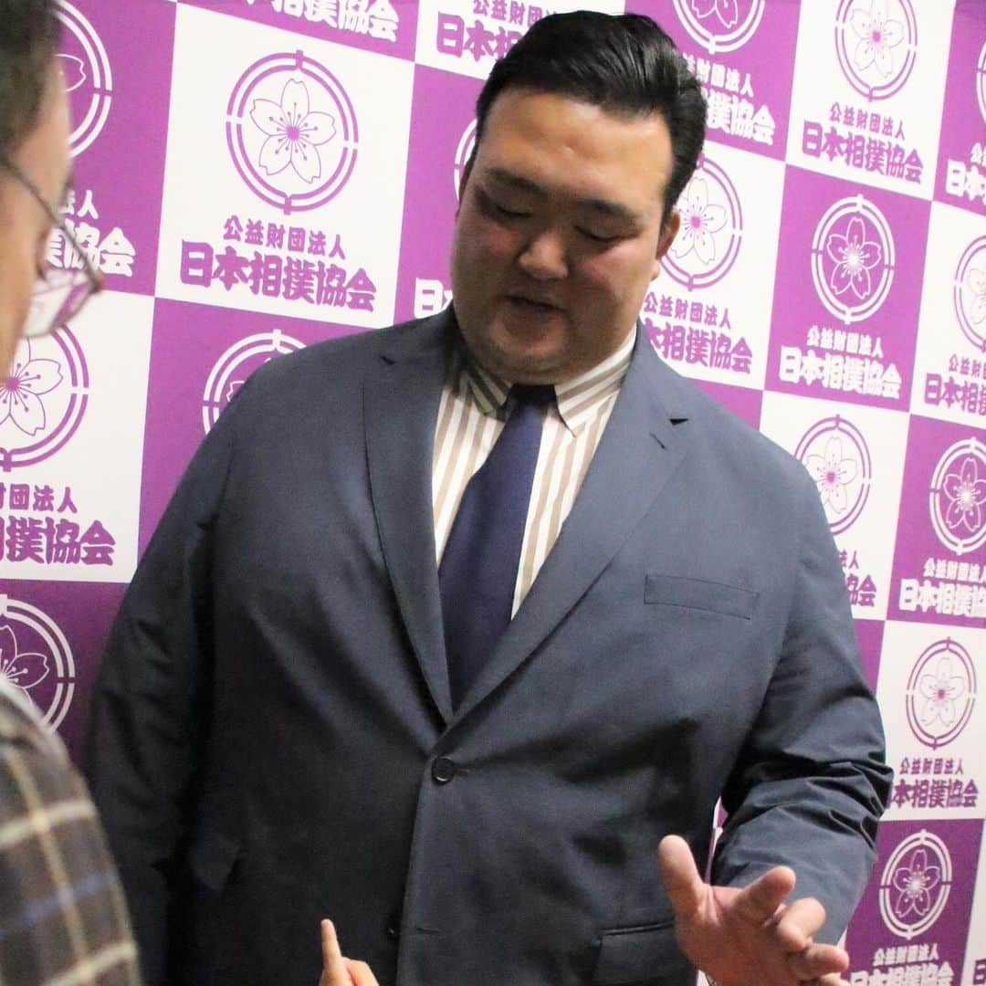 日本相撲協会さんのインスタグラム写真 - (日本相撲協会Instagram)「応援ありがとう！「稀勢の里と握手会付き桝席B、らくらくマス」﻿ 握手会が行われました！﻿ ﻿ @sumokyokai ﻿ #sumo﻿  #相撲 ﻿ #力士﻿ #お相撲さん﻿ #大相撲 ﻿ #11月場所 ﻿ #九州場所 ﻿ #福岡県 ﻿ #福岡 ﻿ #博多 ﻿ #九州　﻿ #博多旅行﻿ #九州旅行﻿ #博多観光﻿ #福岡国際センター﻿ ﻿ #稀勢の里﻿ #横綱﻿ #荒磯親方﻿ #握手会﻿ ﻿ #日本 ﻿ #japan ﻿ #sumo﻿ #sumowrestling﻿ #sumowrestler﻿ #sumowrestlers﻿ #samuraiwarrior﻿ #samuraiwarriors﻿ #japanculture」11月11日 17時12分 - sumokyokai