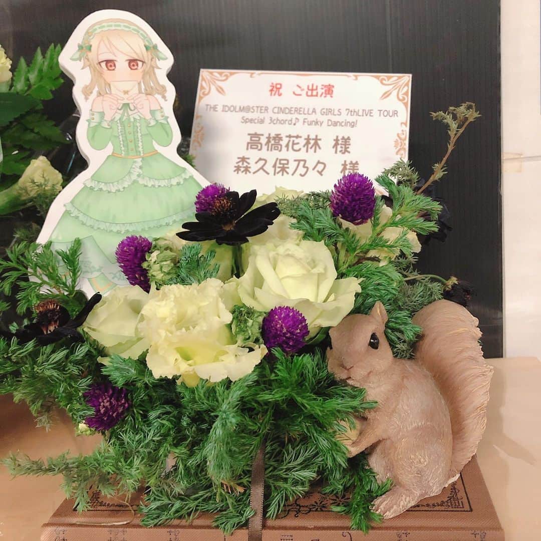 高橋花林のインスタグラム：「お花ありがとうございます！②  本にリスさんが乗ってたり（ちゃんとページのめくれる本だった！！すごい）、おとぎ話モチーフだったり、こちらも工夫を凝らしてくださったのが伝わるかわいいお花たち〜！」
