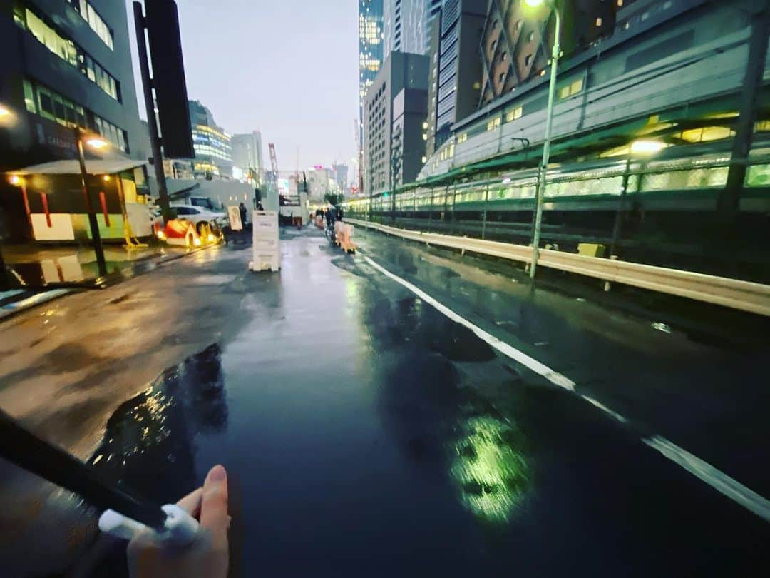 弓月ひろみさんのインスタグラム写真 - (弓月ひろみInstagram)「雨は嫌いじゃないけれど 傘がなければ濡れてしまう 巨大迷宮に迷い込む前の私 . . . 要約 傘を忘れたのでコンビニで買いました　南口から代官山に行って、南口に戻るつもりが戻れなくなりました😭気づいたや渋谷ストリームにいたし、ここはどこなのか…」11月11日 17時05分 - yuzukihiromi