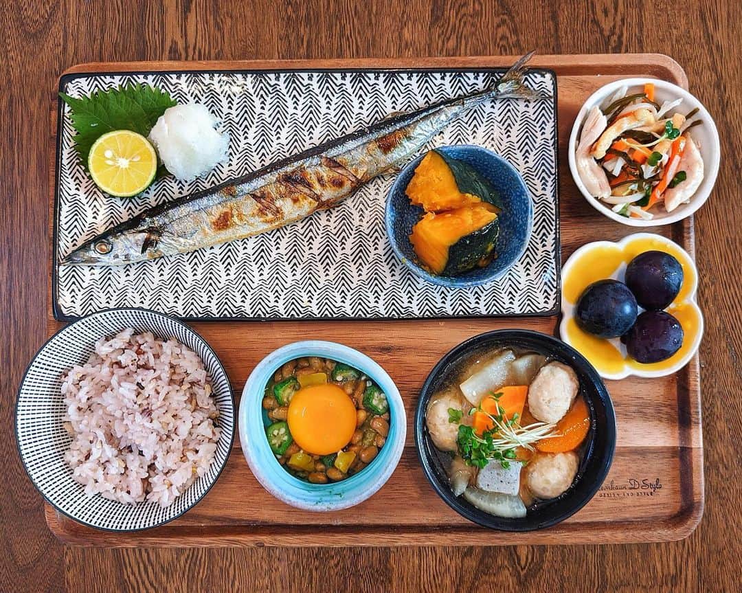 ソンイのインスタグラム：「秋食材な #ソンイ飯 🌾🐿🧡﻿ ﻿🐟秋刀魚の塩焼き﻿ 🍳おくら納豆たくあんの月見のせ﻿ 🍲鶏つくねと野菜の味噌汁﻿ 🥗ささみと昆布の和サラダ﻿ 🍚雑穀米﻿ 🎃 かぼちゃの煮付け﻿ 🍇巨峰﻿」