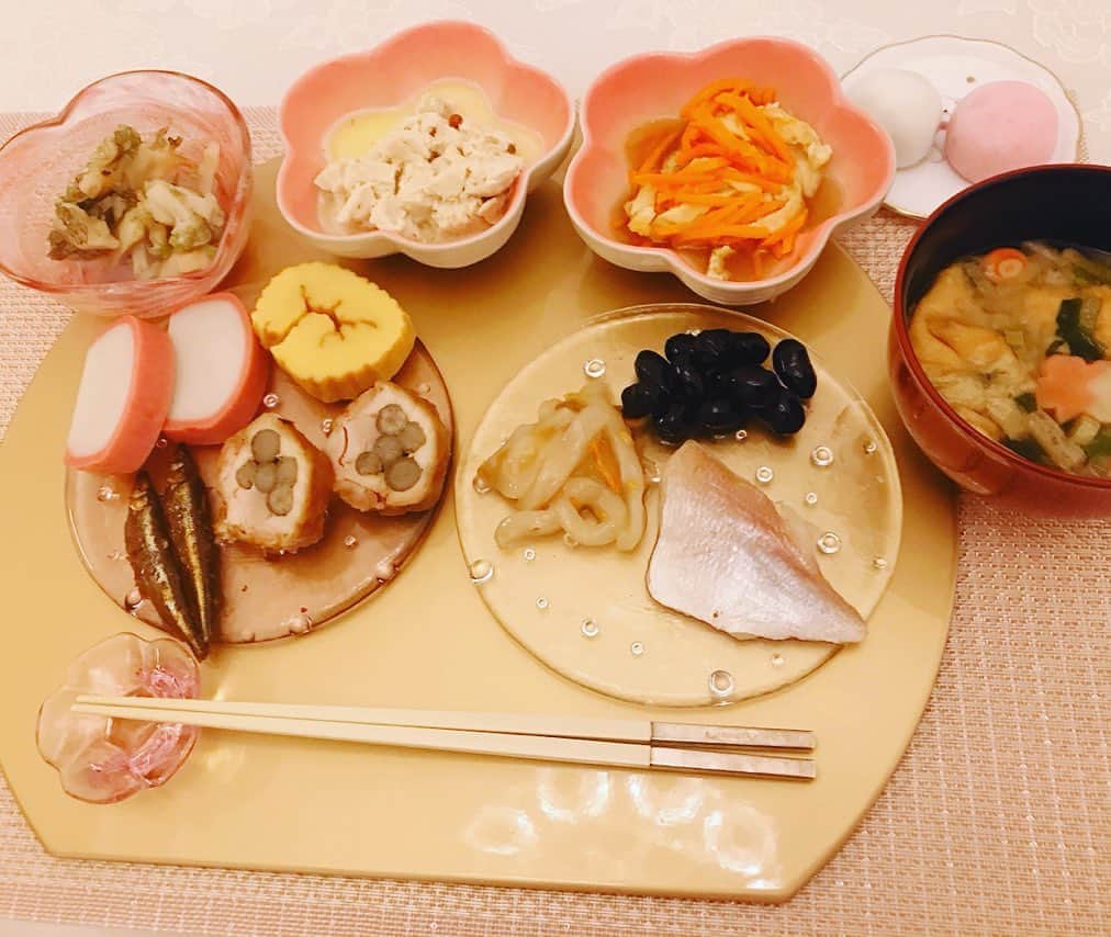 のインスタグラム：「* シュガーレディのお正月パーティーセットをいただきました💕🎍🍴 * @sugarlady_official  あっという間にお手軽に この クオリティ‼️ *  年末は毎年バタバタだから 今のうちから お部屋のお掃除などもスタートしてゆとりをもちたい✨🤗 *  ウインターグルメカタログから、厳選して クリスマスバラエティセットも次回 届くの楽しみだなぁ🎄🍷🍗 *  シュガーレディ は化学的合成添加物を使用してないから安心です❣️ *  年末アイテムはどれも魅力的なものばかり💕  簡単なので お忙しい方にもオススメです❣️ * #シュガーレディ  #sugarlady  #安心安全  無添加  #食品宅配 #クッキング #料理 #cooking #pr @sugarlady_official」